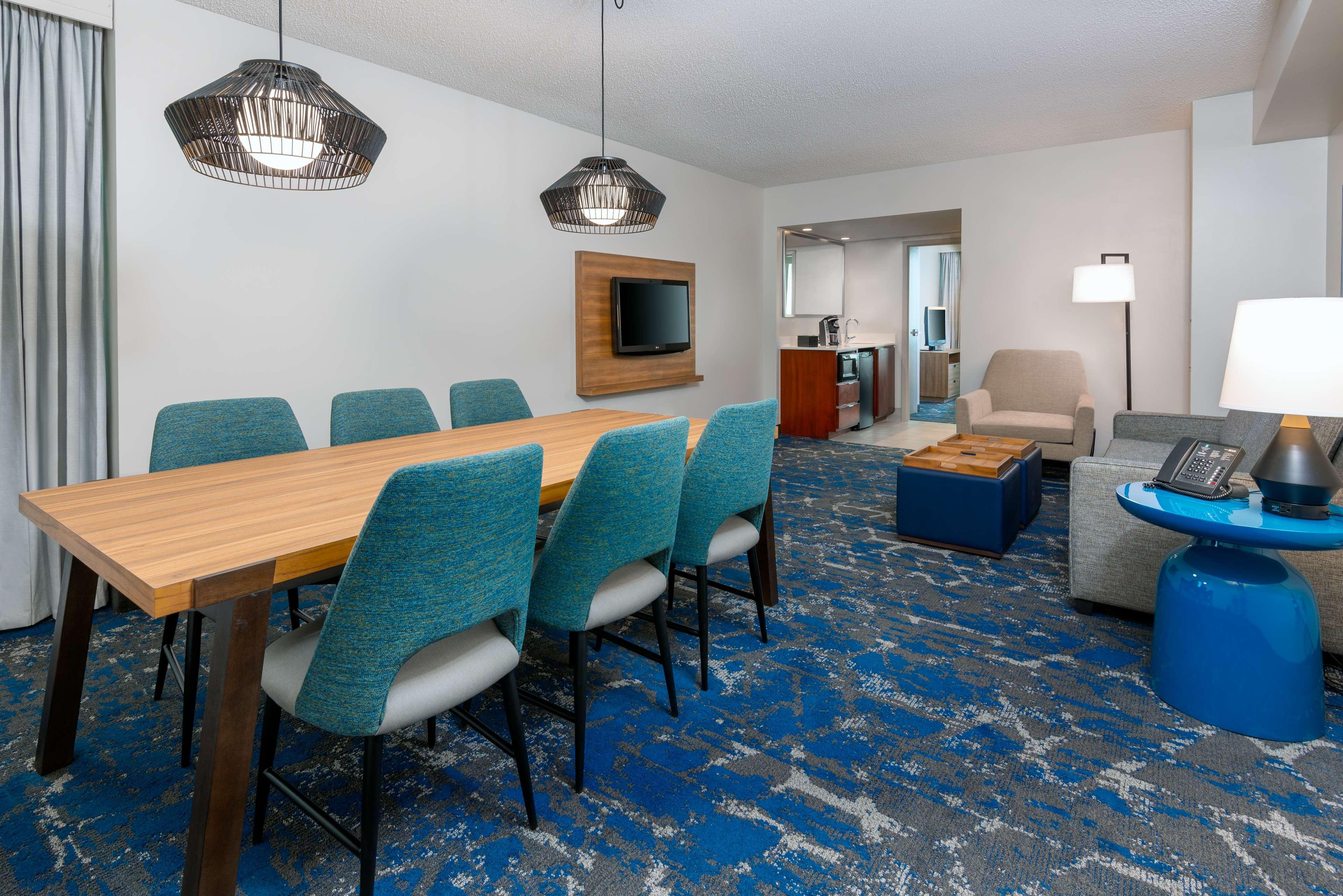 Embassy Suites By Hilton Tampa Usf Near Busch Gardens Экстерьер фото