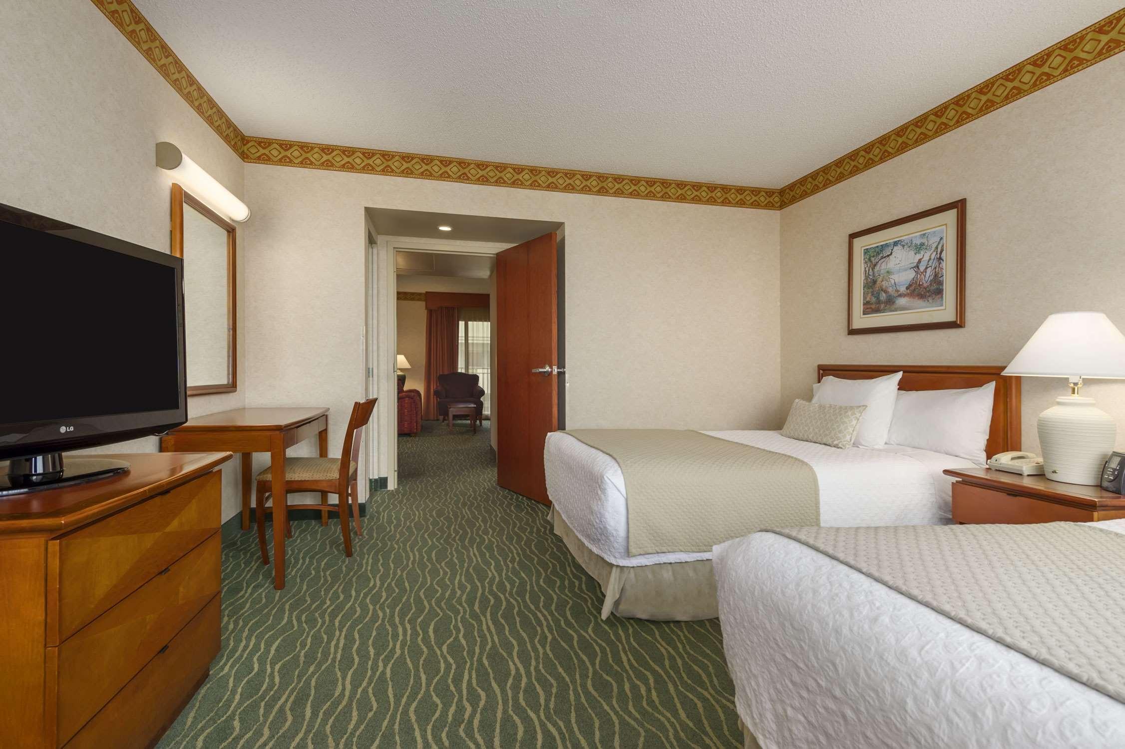 Embassy Suites By Hilton Tampa Usf Near Busch Gardens Экстерьер фото