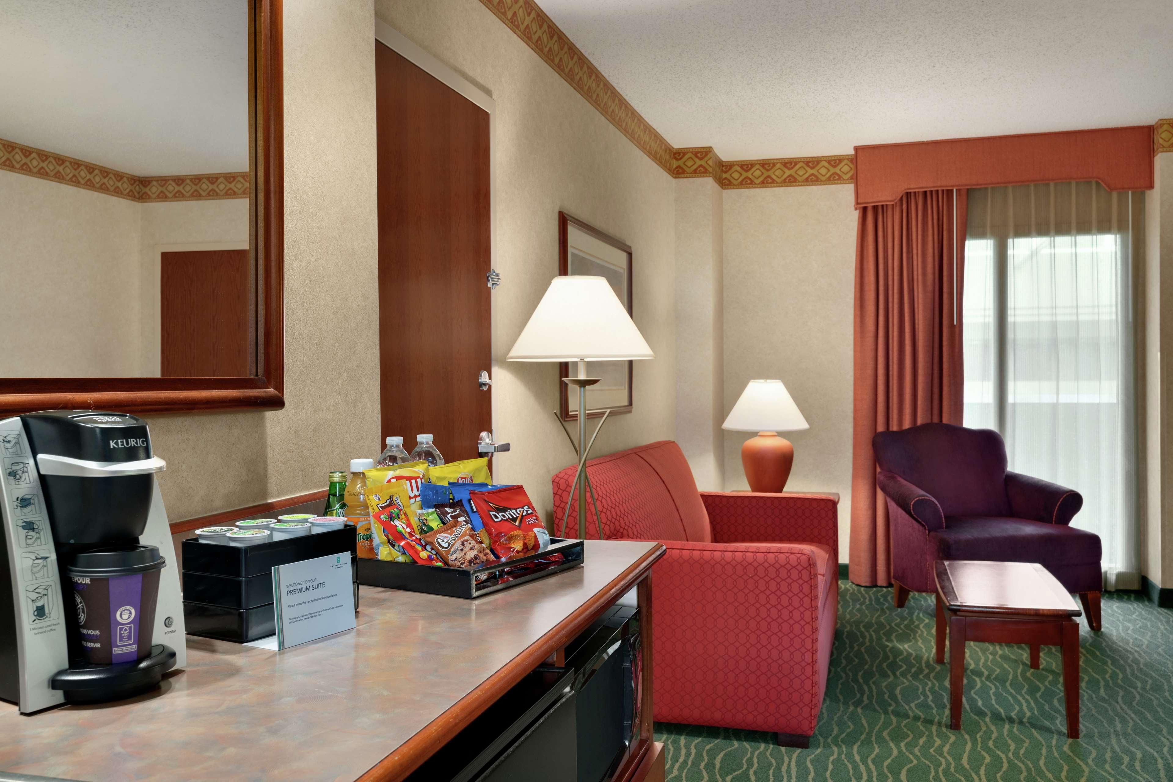Embassy Suites By Hilton Tampa Usf Near Busch Gardens Экстерьер фото