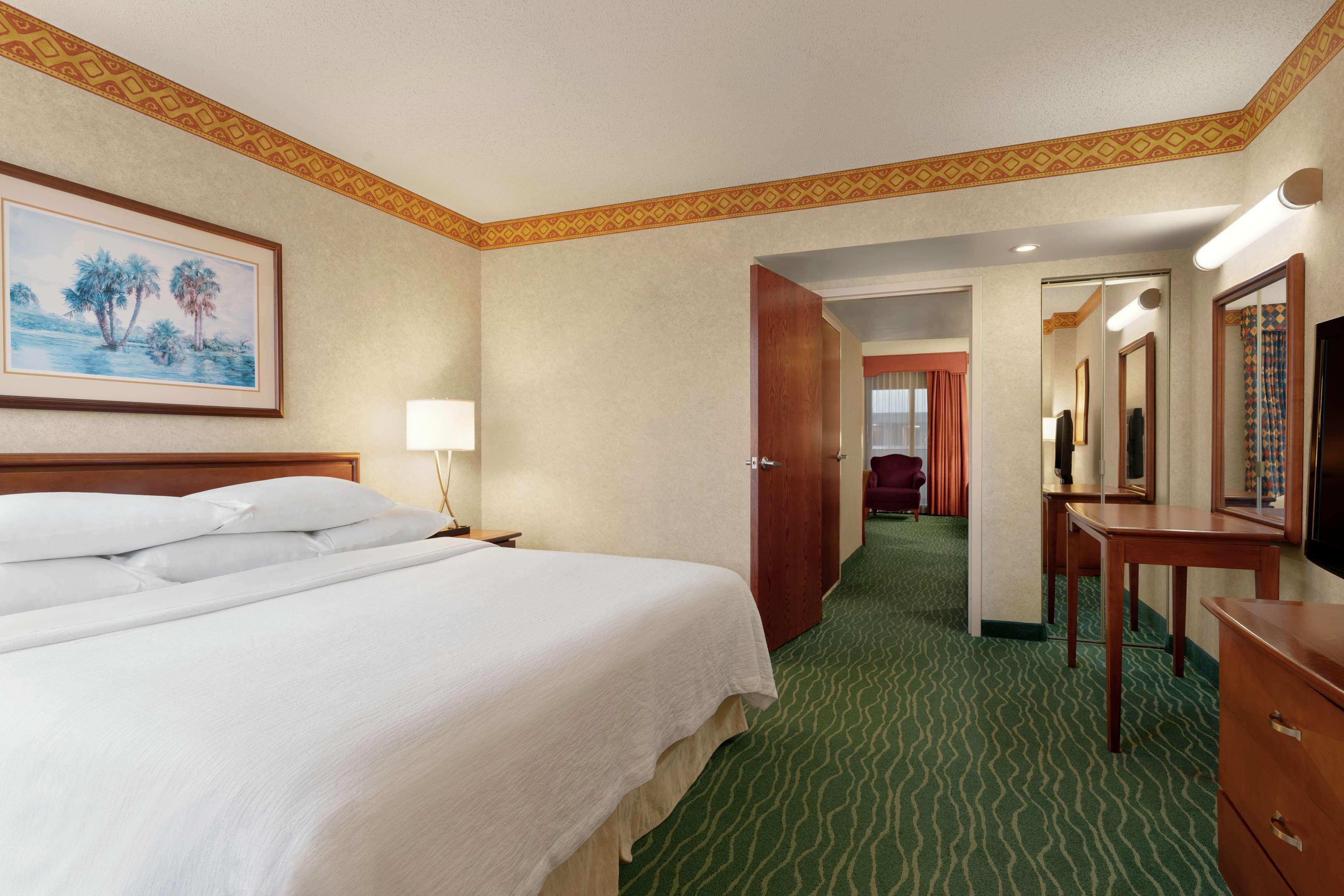 Embassy Suites By Hilton Tampa Usf Near Busch Gardens Экстерьер фото