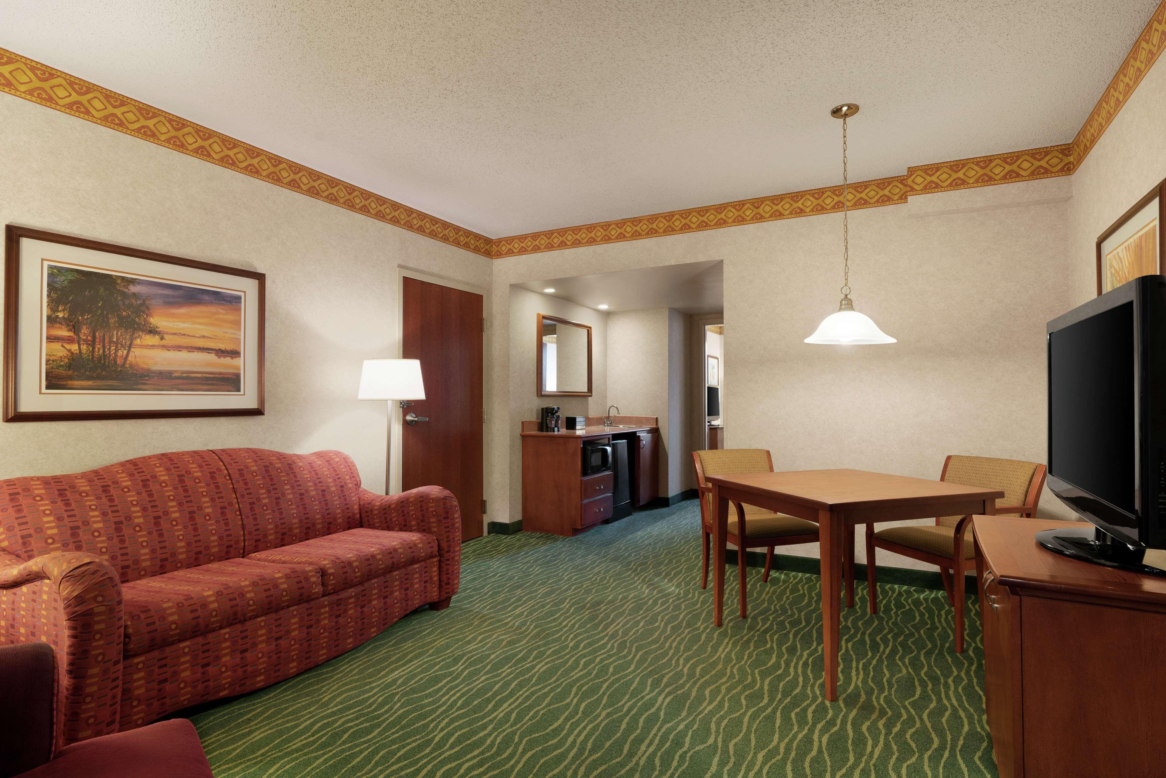 Embassy Suites By Hilton Tampa Usf Near Busch Gardens Экстерьер фото