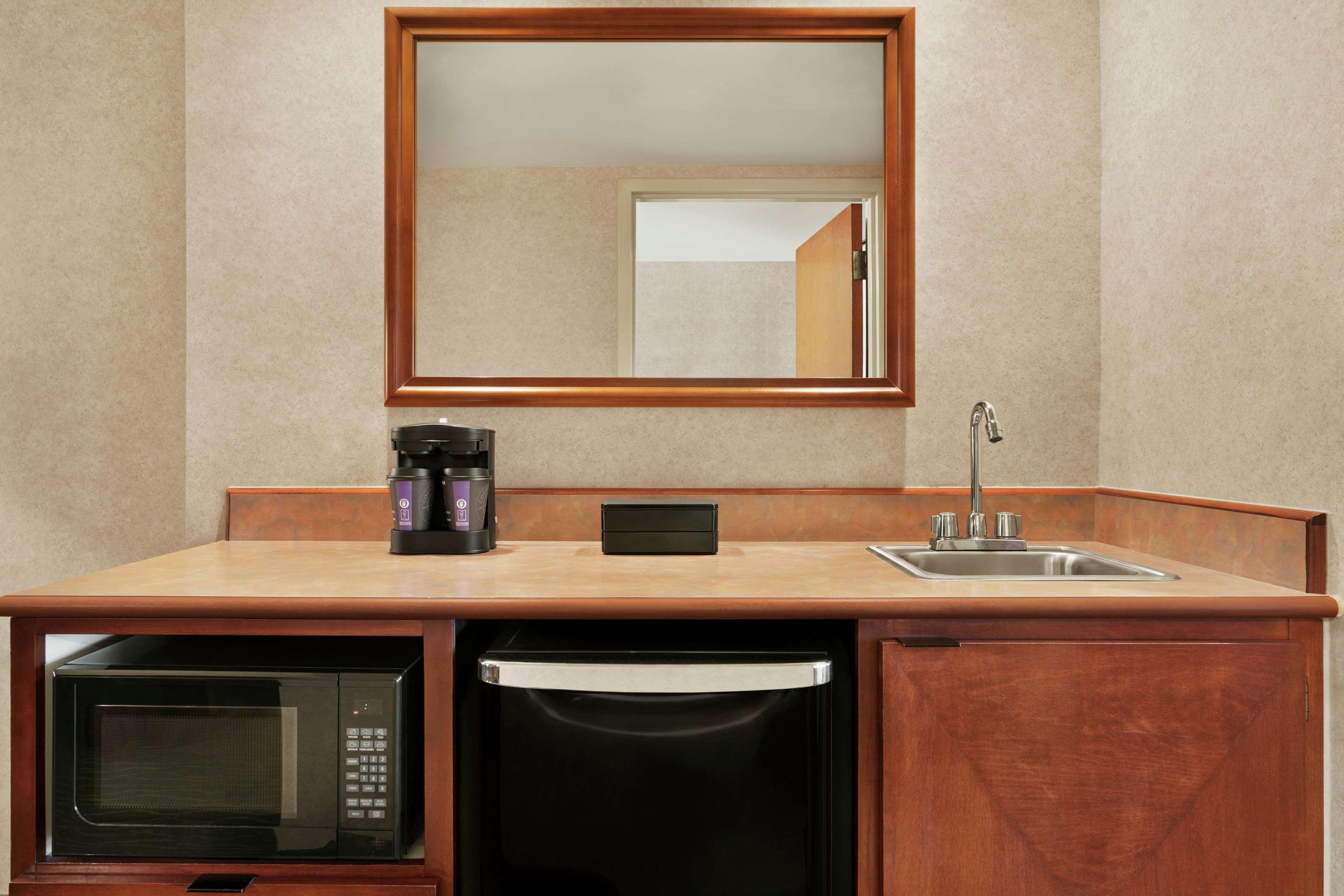 Embassy Suites By Hilton Tampa Usf Near Busch Gardens Экстерьер фото