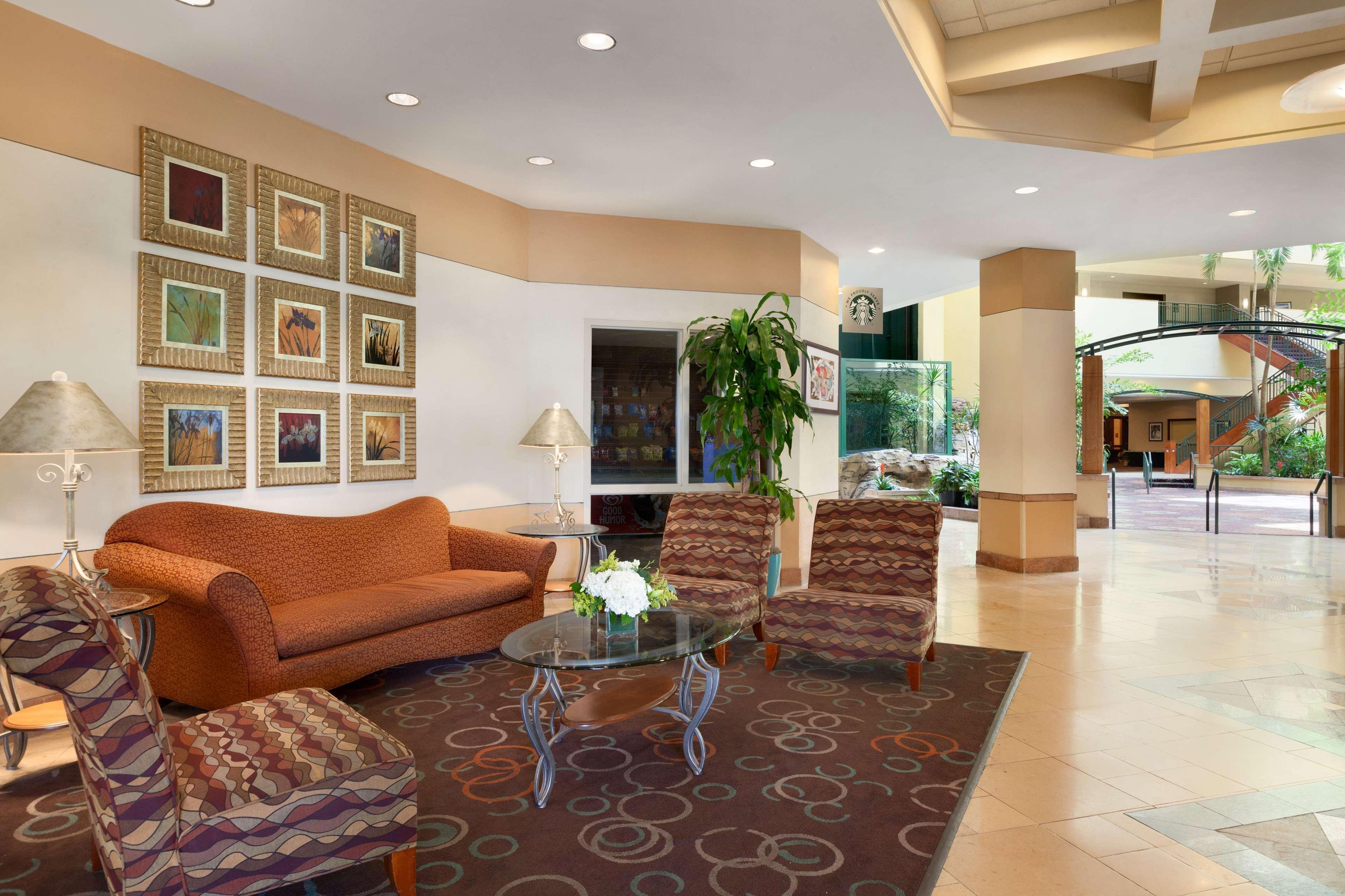 Embassy Suites By Hilton Tampa Usf Near Busch Gardens Экстерьер фото
