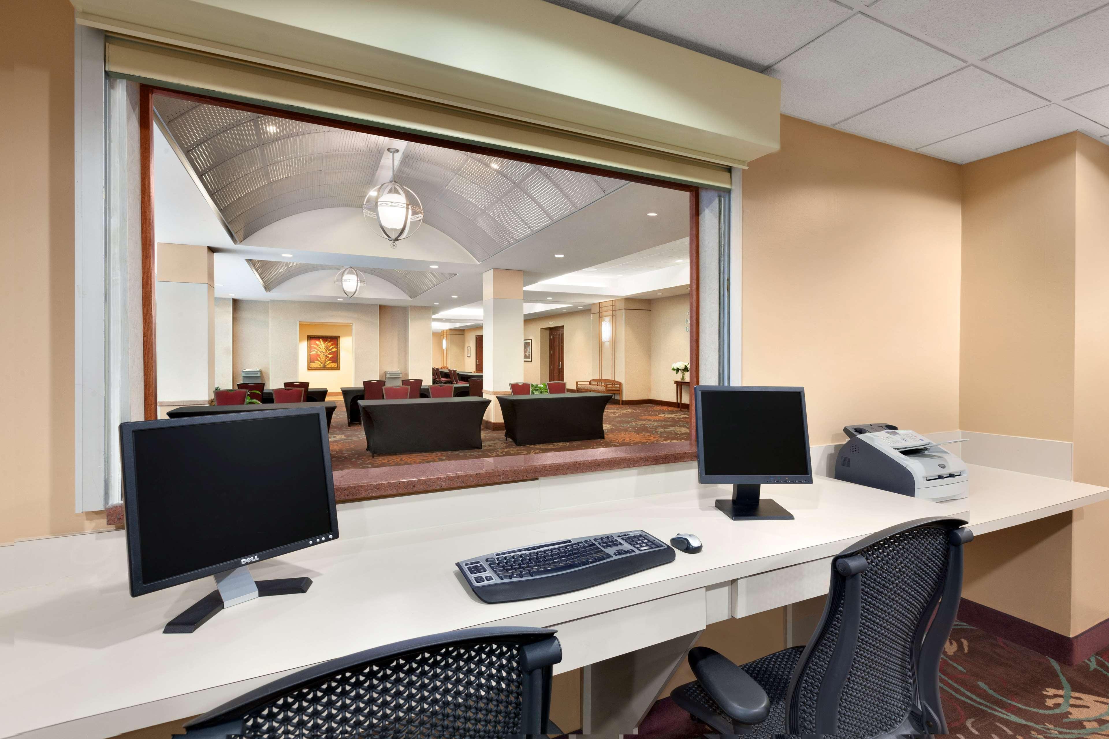 Embassy Suites By Hilton Tampa Usf Near Busch Gardens Экстерьер фото