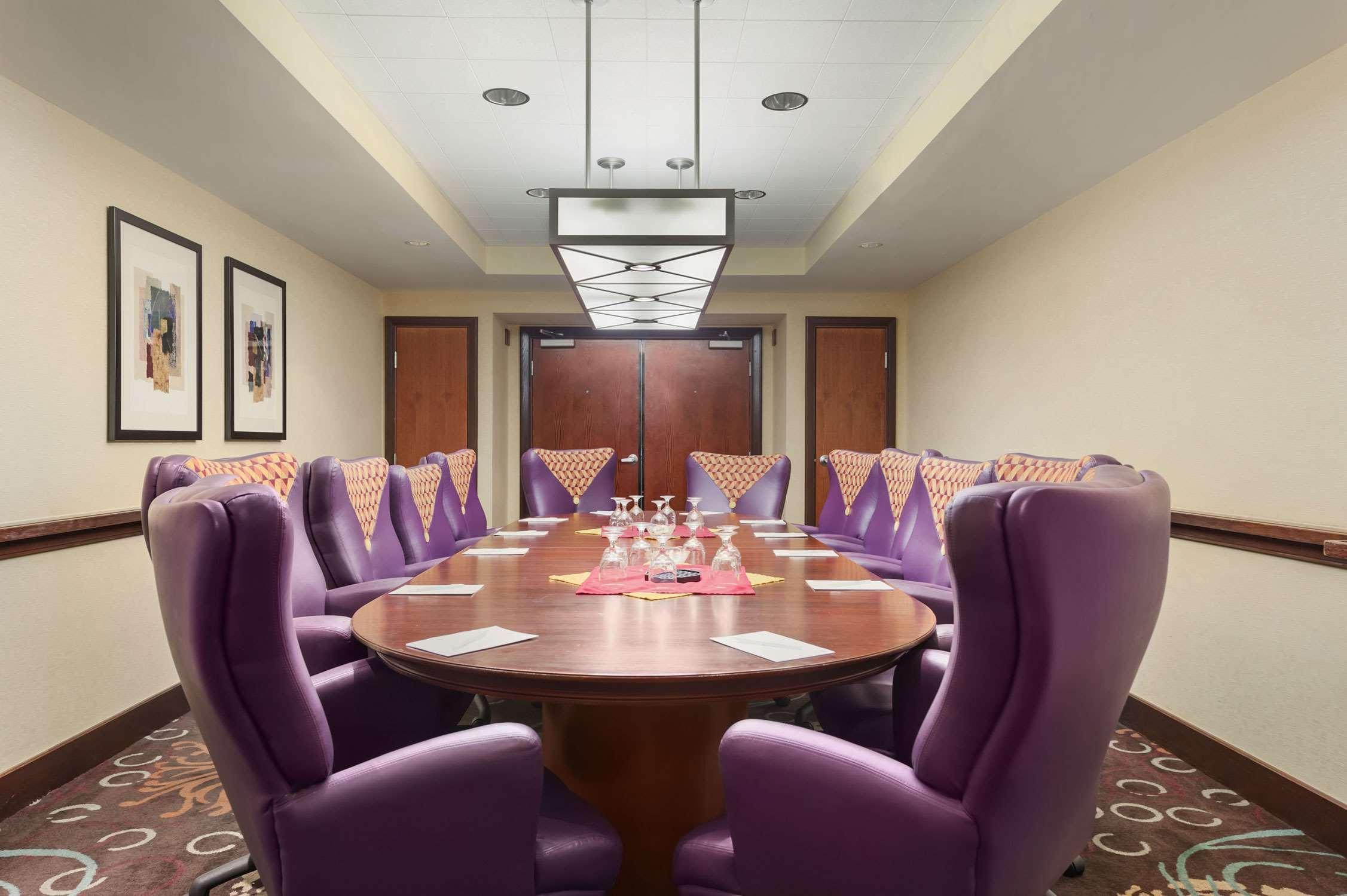 Embassy Suites By Hilton Tampa Usf Near Busch Gardens Бизнес фото