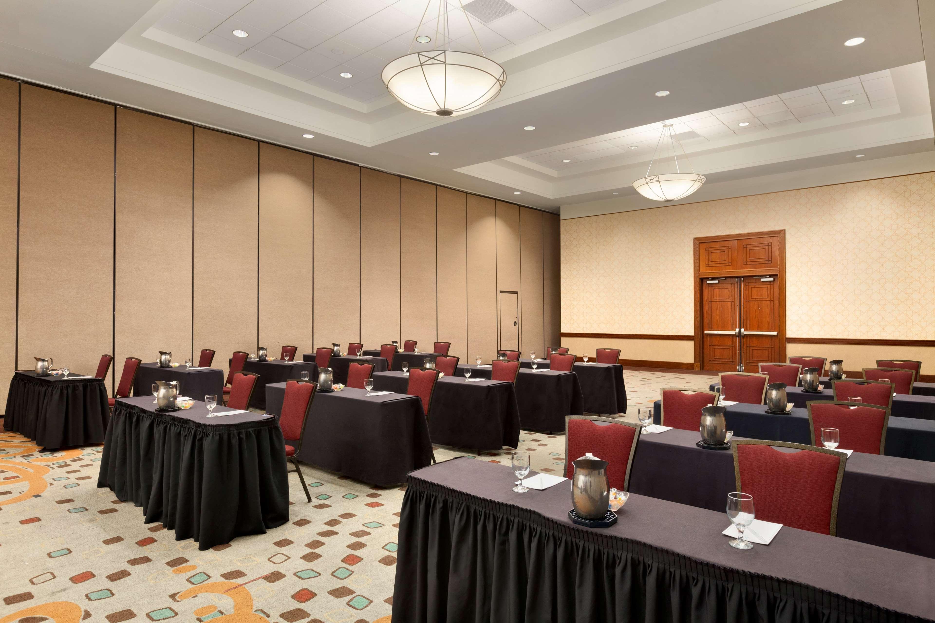 Embassy Suites By Hilton Tampa Usf Near Busch Gardens Экстерьер фото