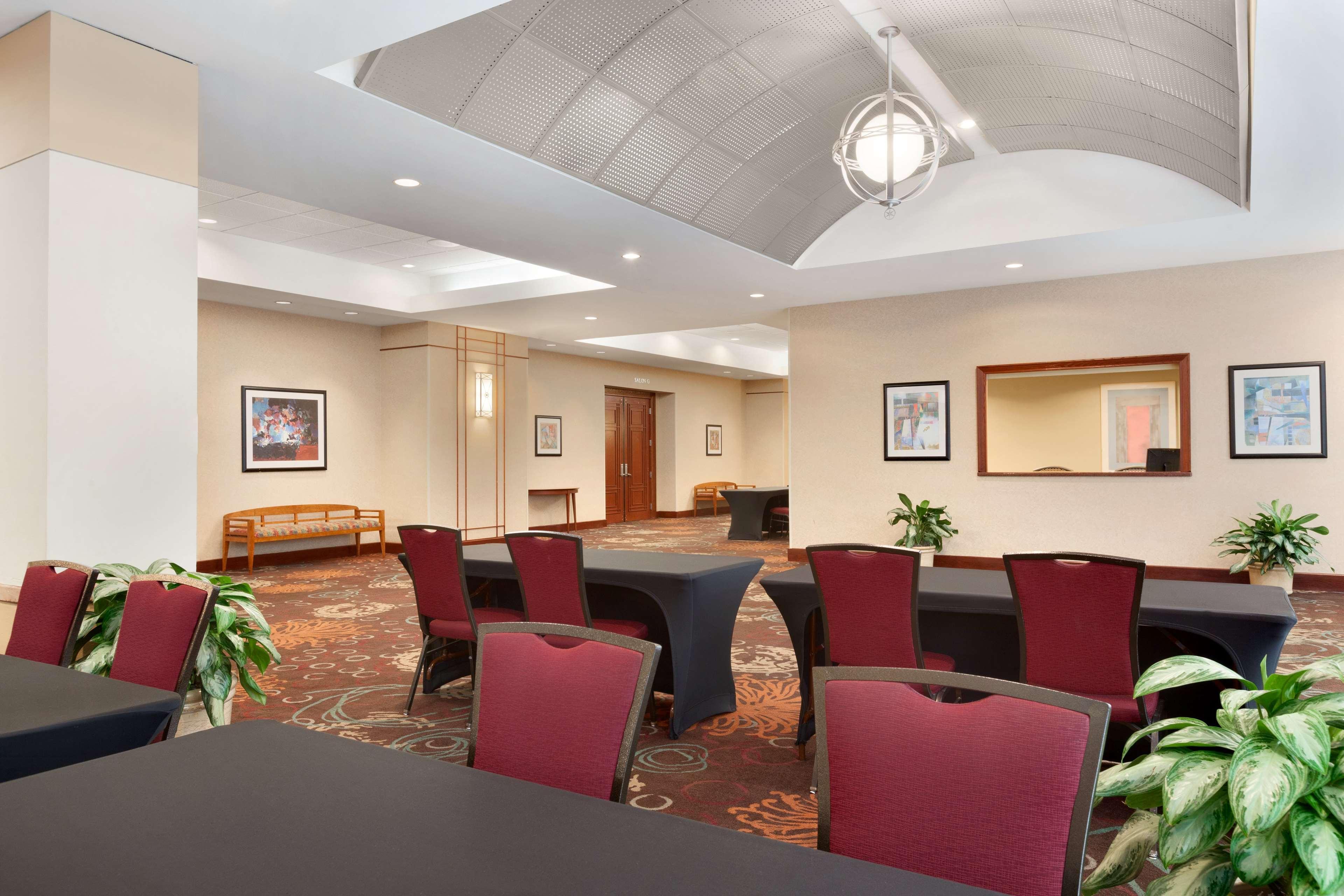 Embassy Suites By Hilton Tampa Usf Near Busch Gardens Экстерьер фото