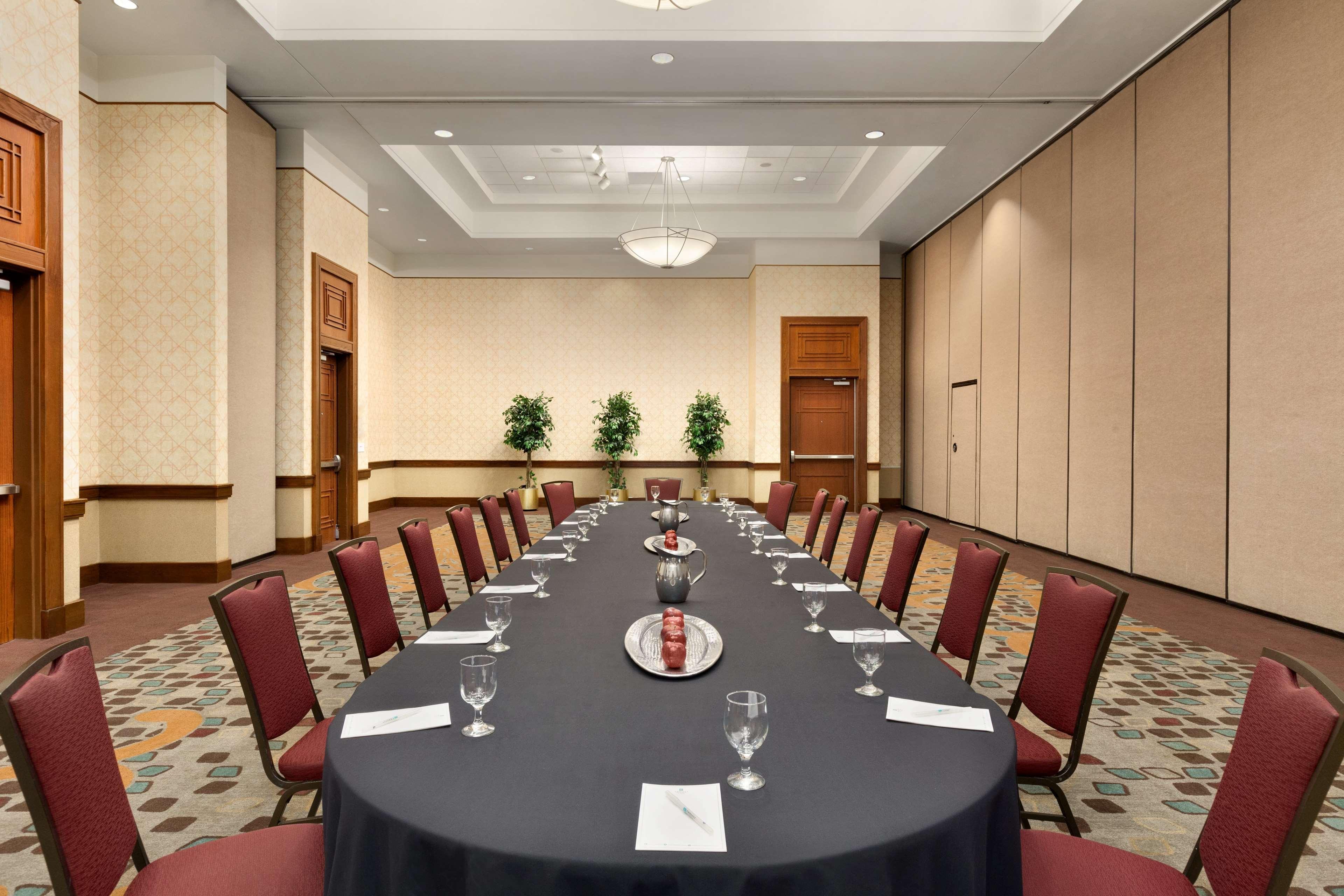 Embassy Suites By Hilton Tampa Usf Near Busch Gardens Экстерьер фото