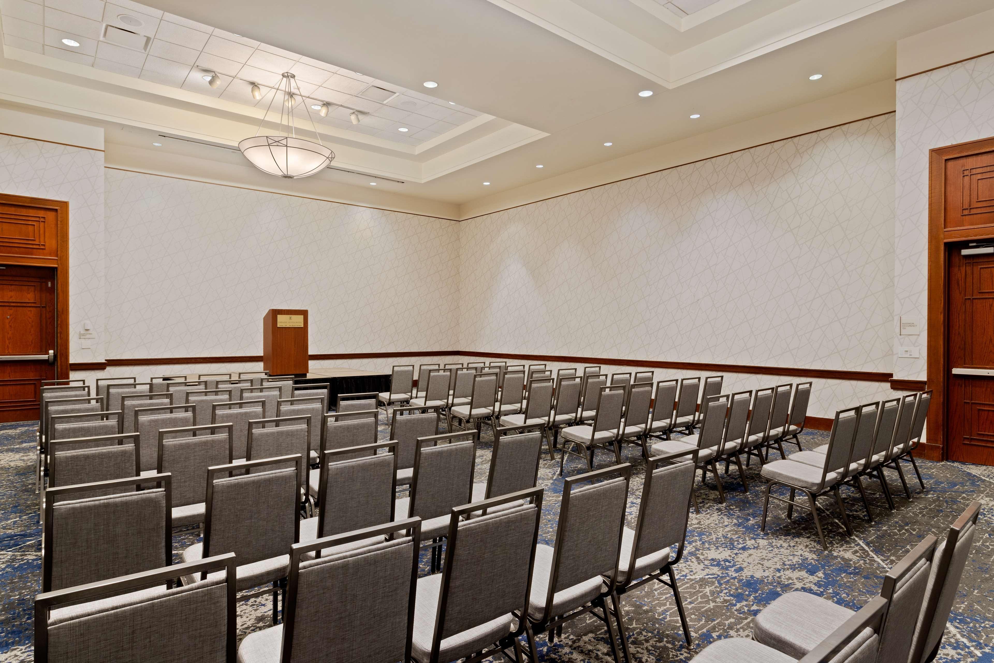 Embassy Suites By Hilton Tampa Usf Near Busch Gardens Экстерьер фото