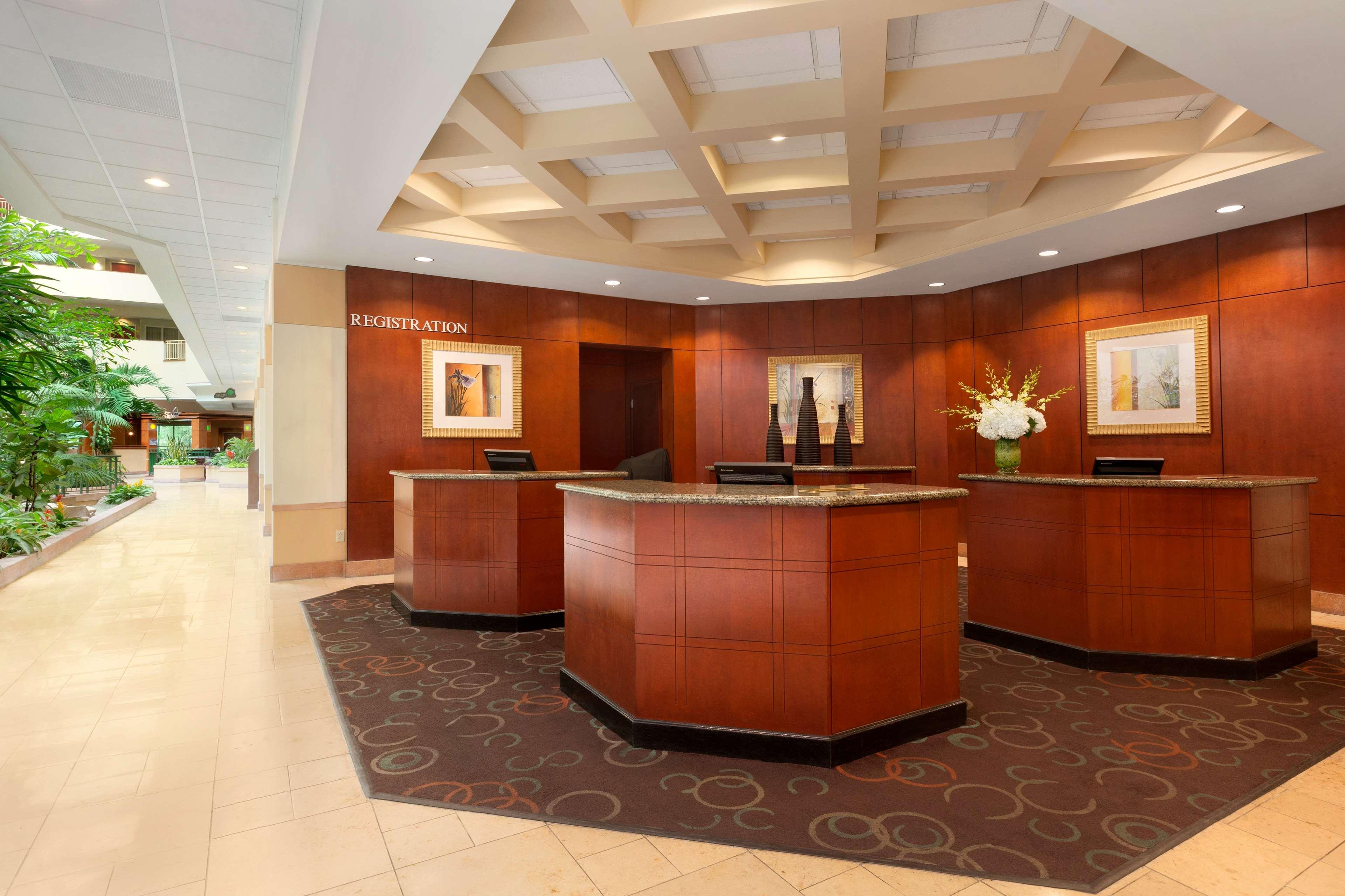 Embassy Suites By Hilton Tampa Usf Near Busch Gardens Экстерьер фото