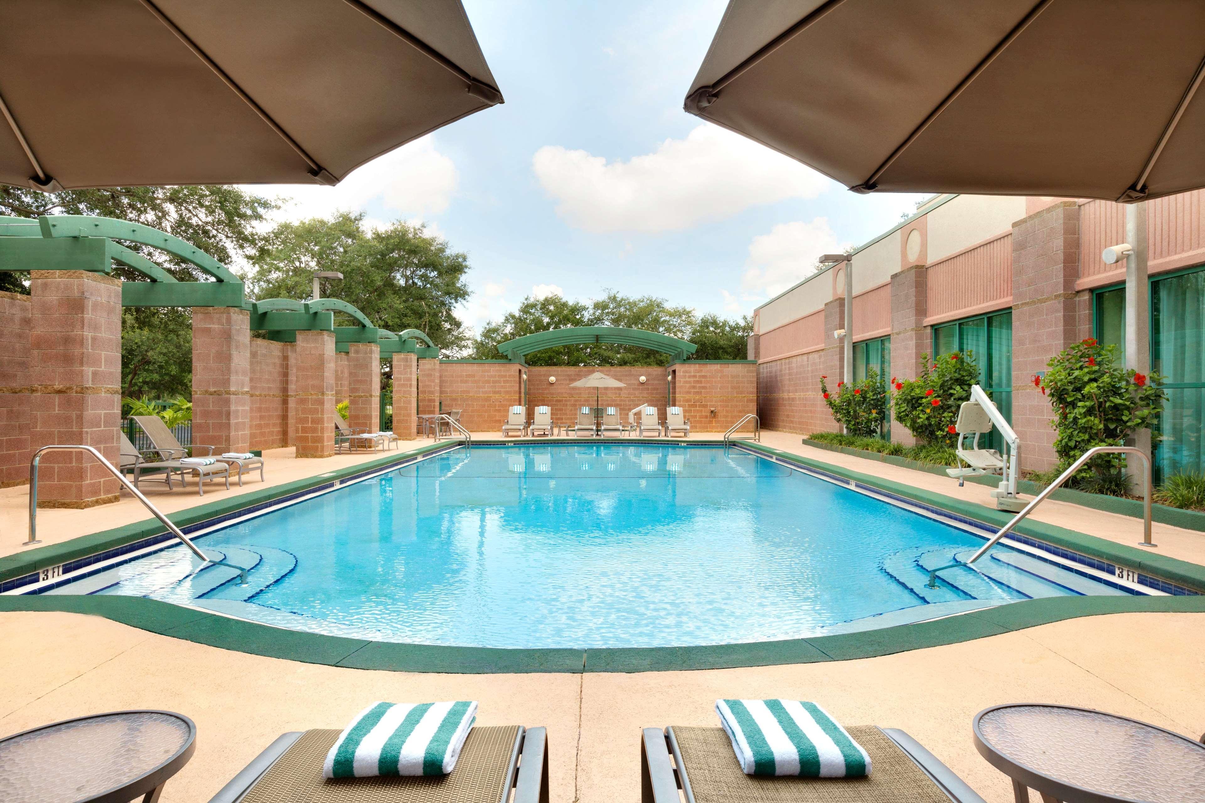Embassy Suites By Hilton Tampa Usf Near Busch Gardens Экстерьер фото