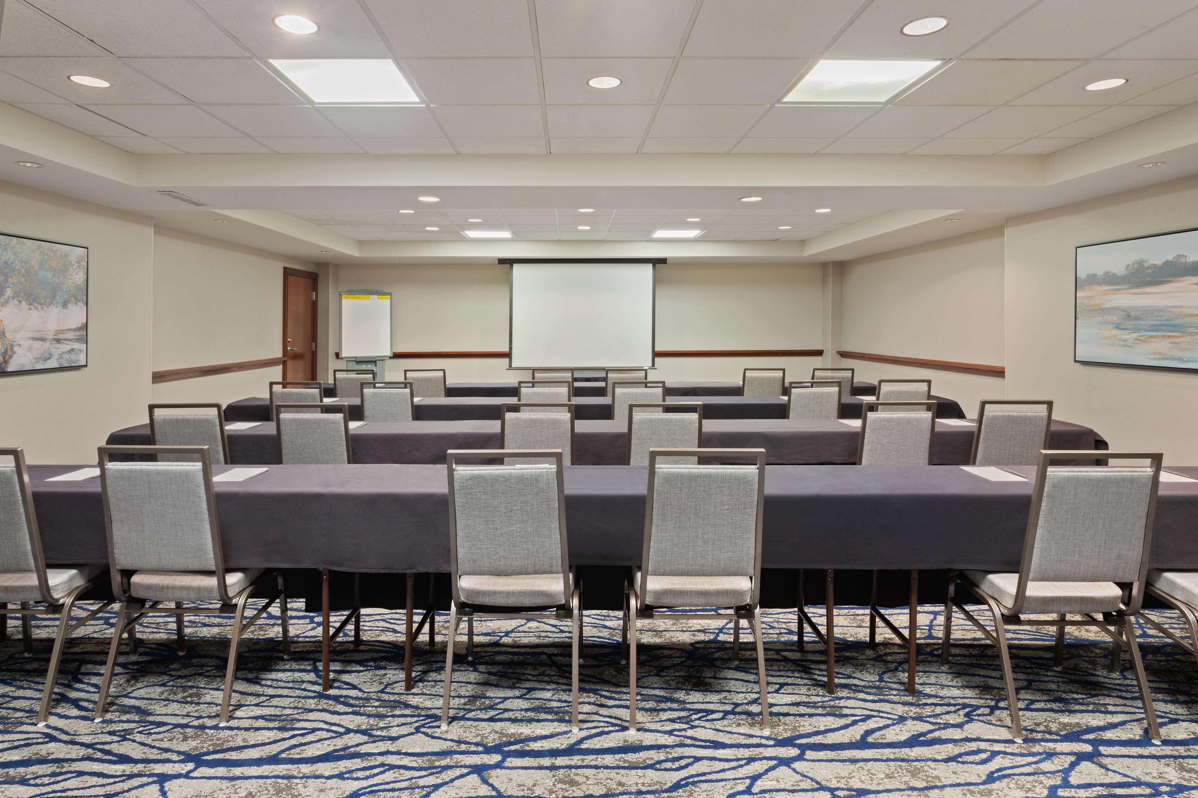 Embassy Suites By Hilton Tampa Usf Near Busch Gardens Экстерьер фото