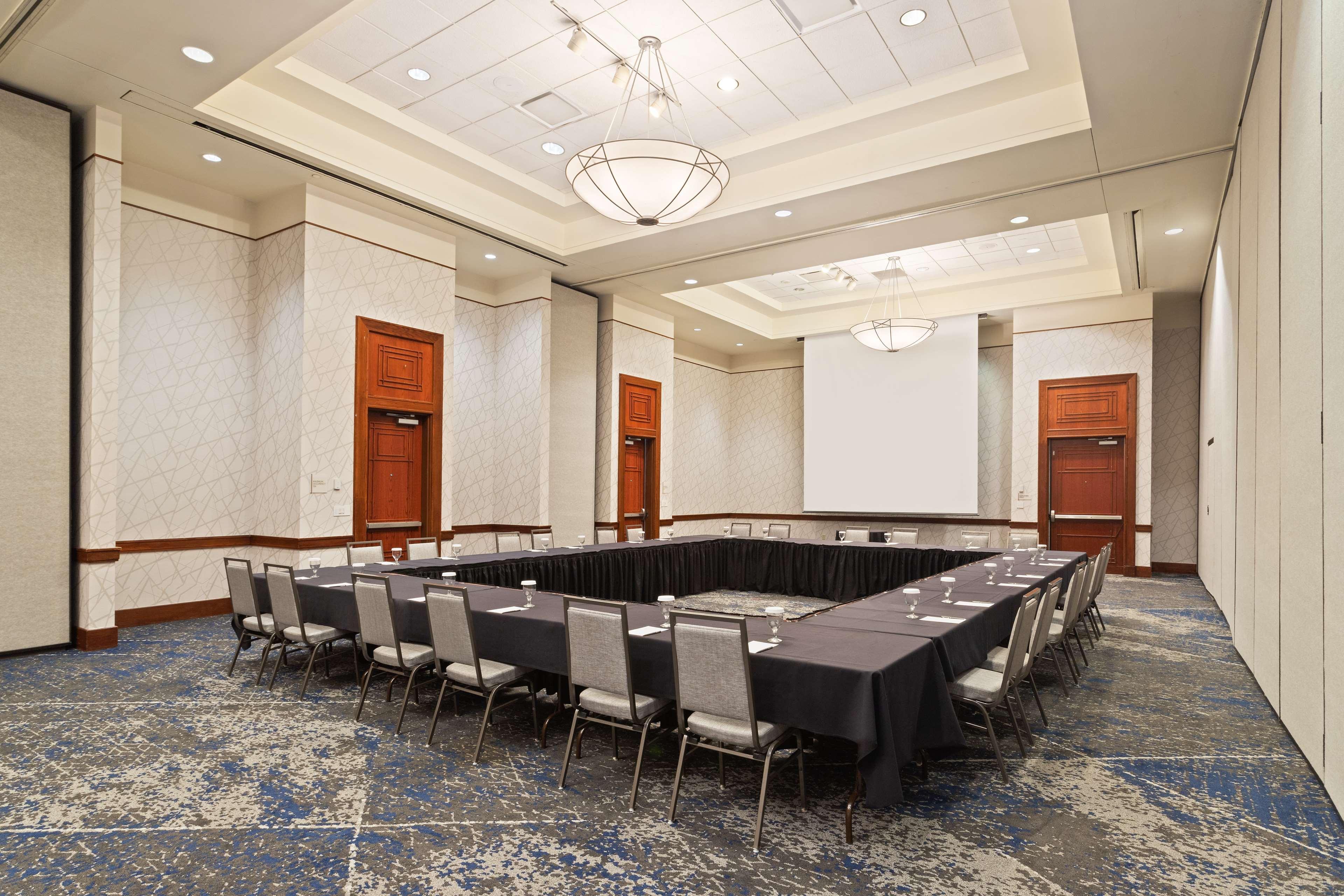 Embassy Suites By Hilton Tampa Usf Near Busch Gardens Экстерьер фото