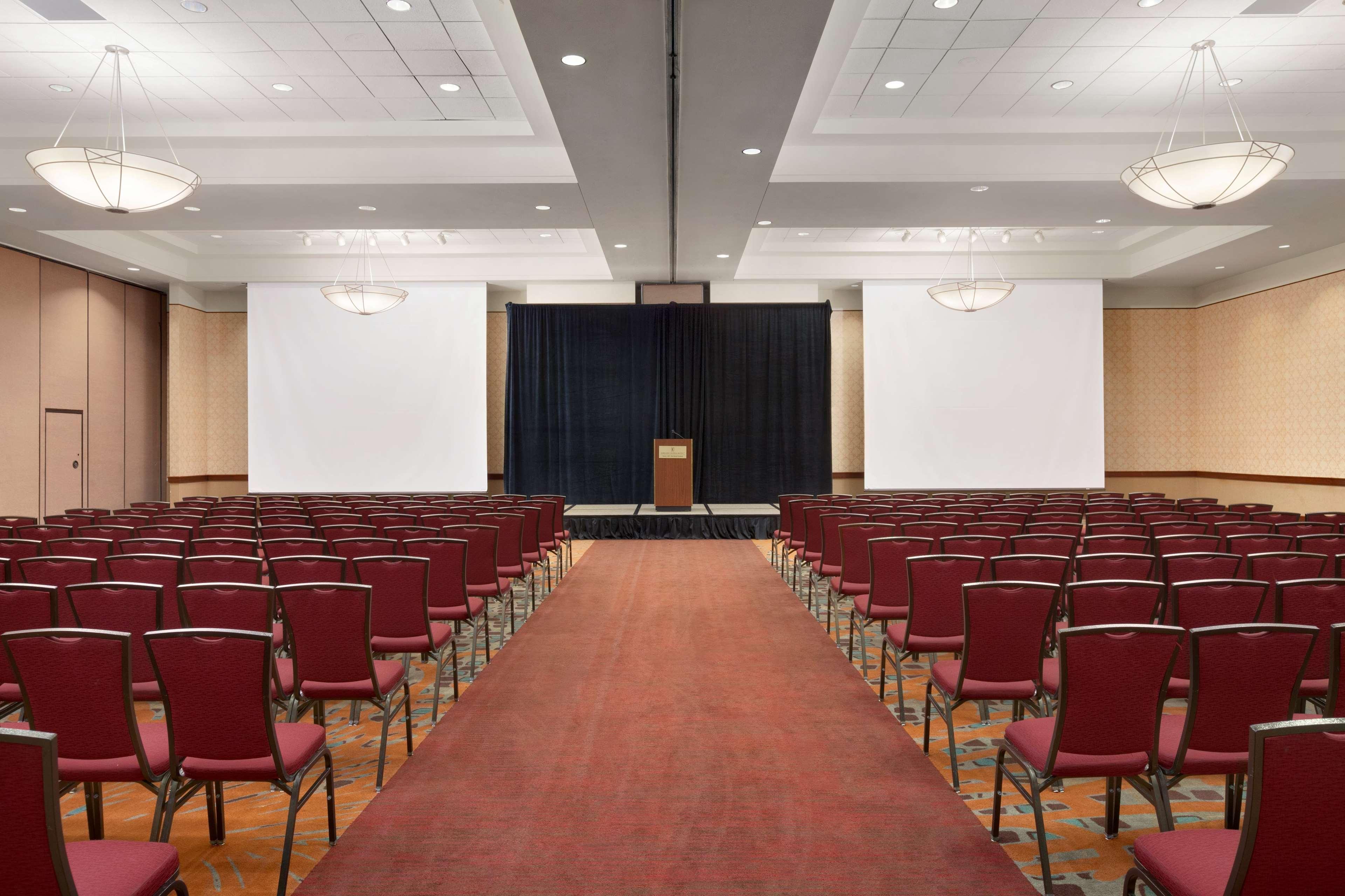 Embassy Suites By Hilton Tampa Usf Near Busch Gardens Экстерьер фото