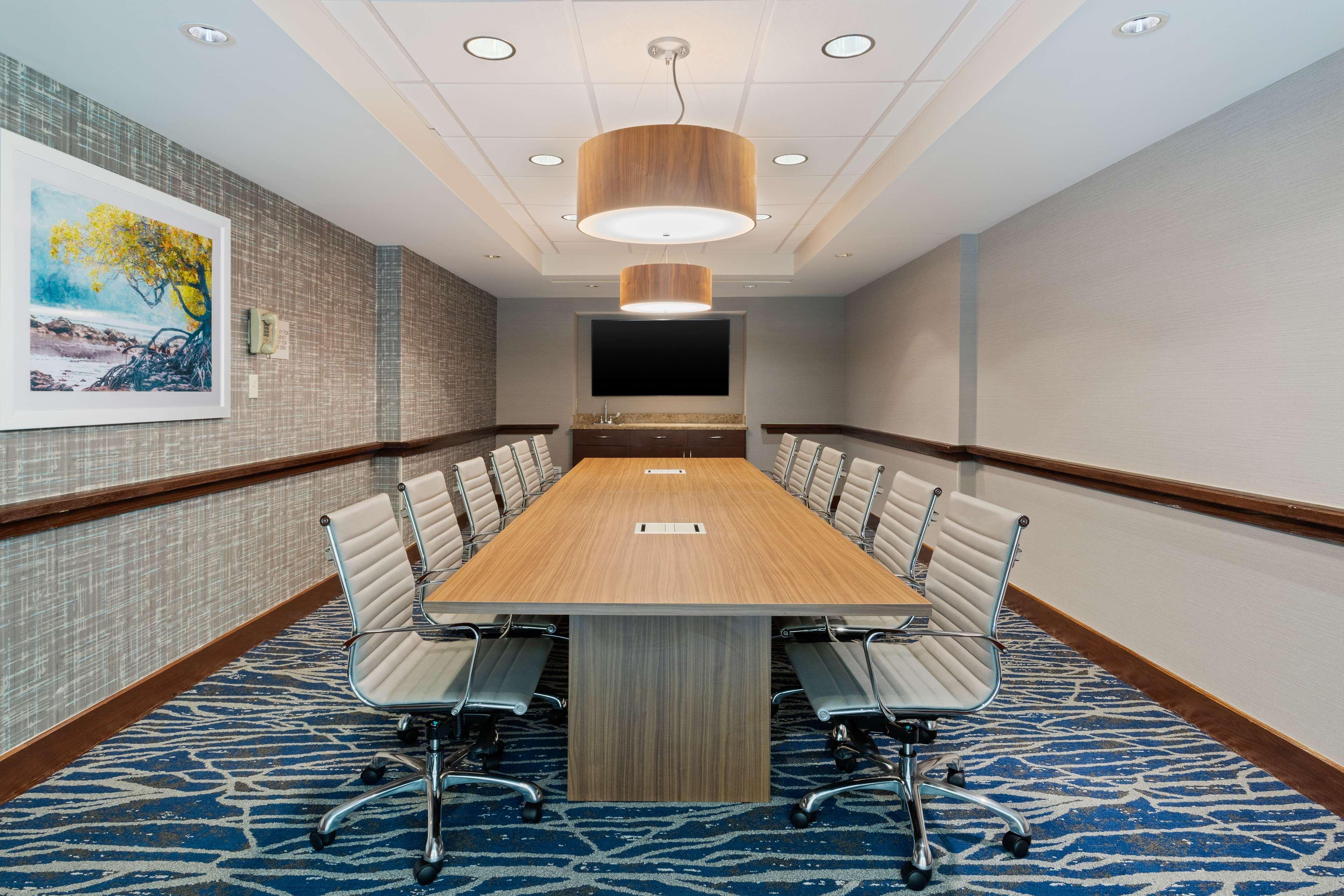 Embassy Suites By Hilton Tampa Usf Near Busch Gardens Экстерьер фото