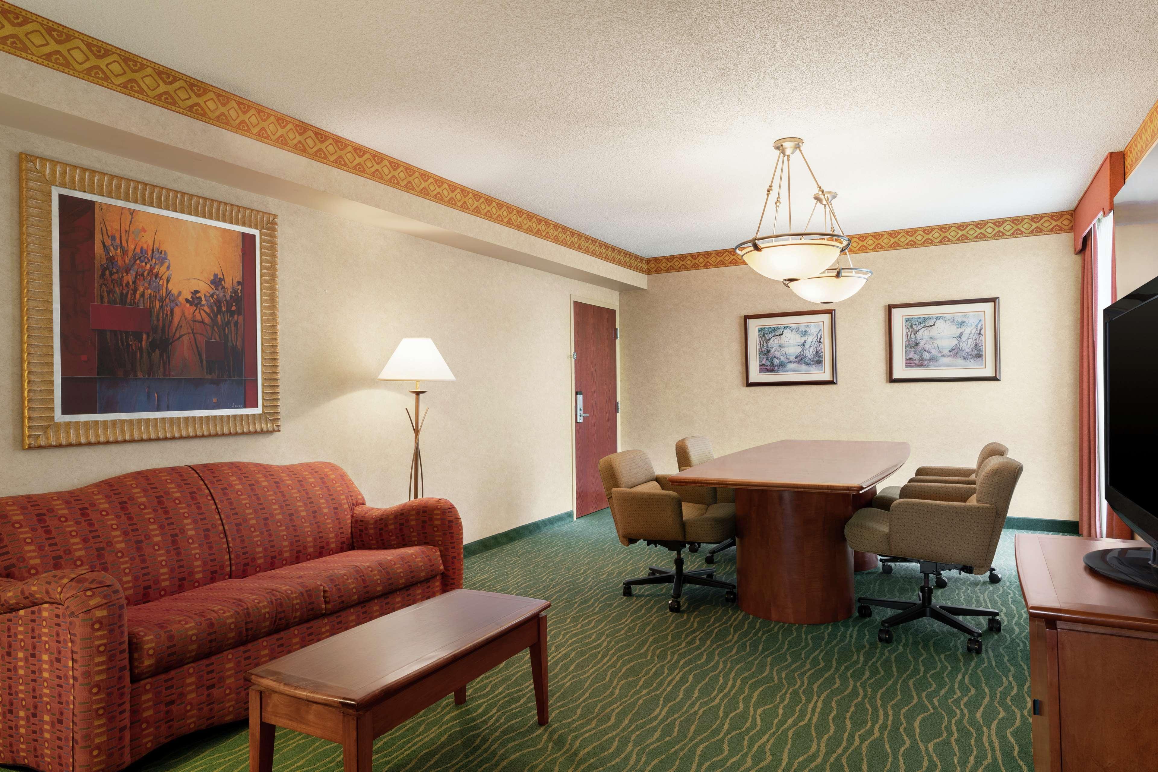 Embassy Suites By Hilton Tampa Usf Near Busch Gardens Экстерьер фото