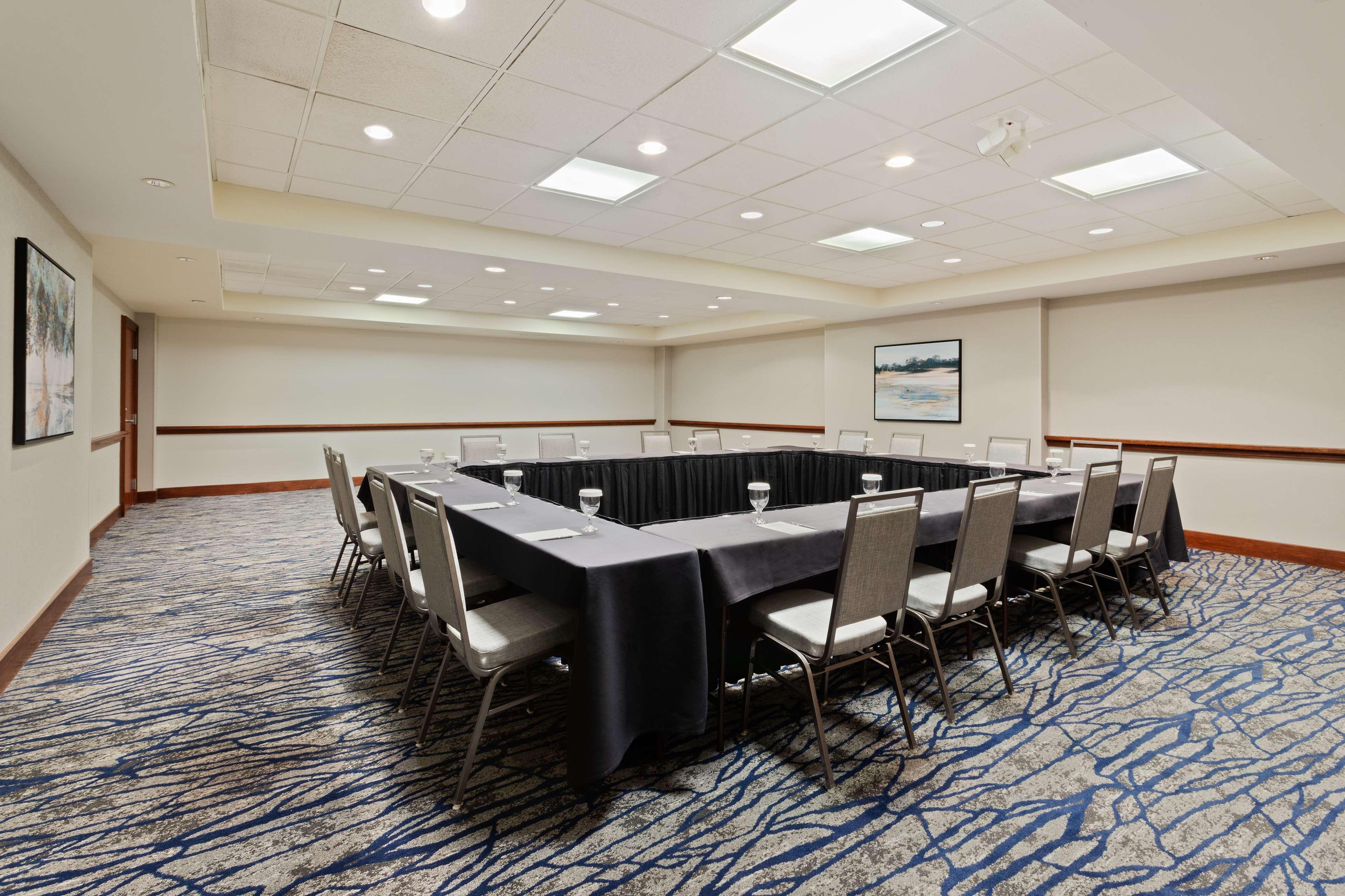 Embassy Suites By Hilton Tampa Usf Near Busch Gardens Экстерьер фото