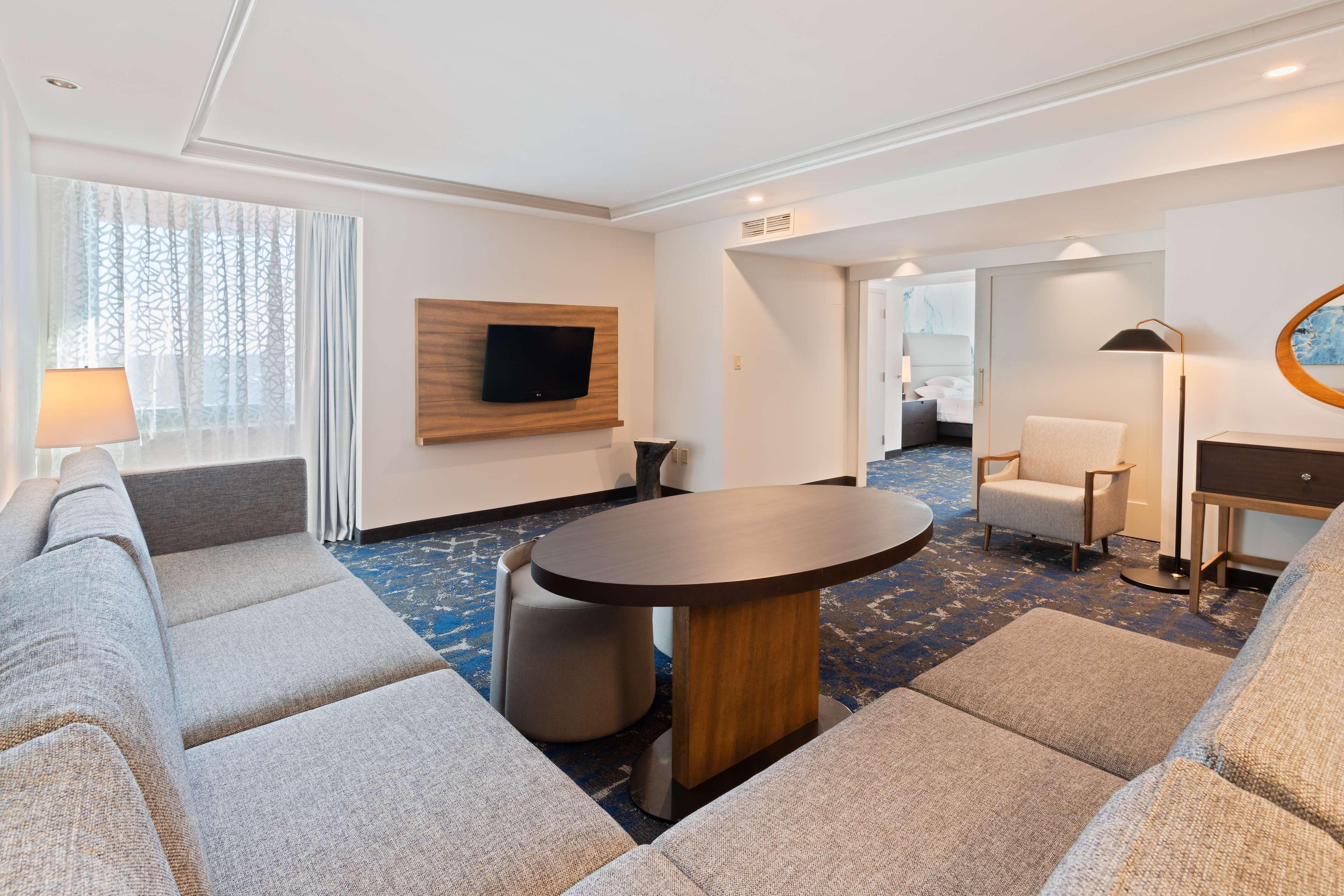 Embassy Suites By Hilton Tampa Usf Near Busch Gardens Экстерьер фото