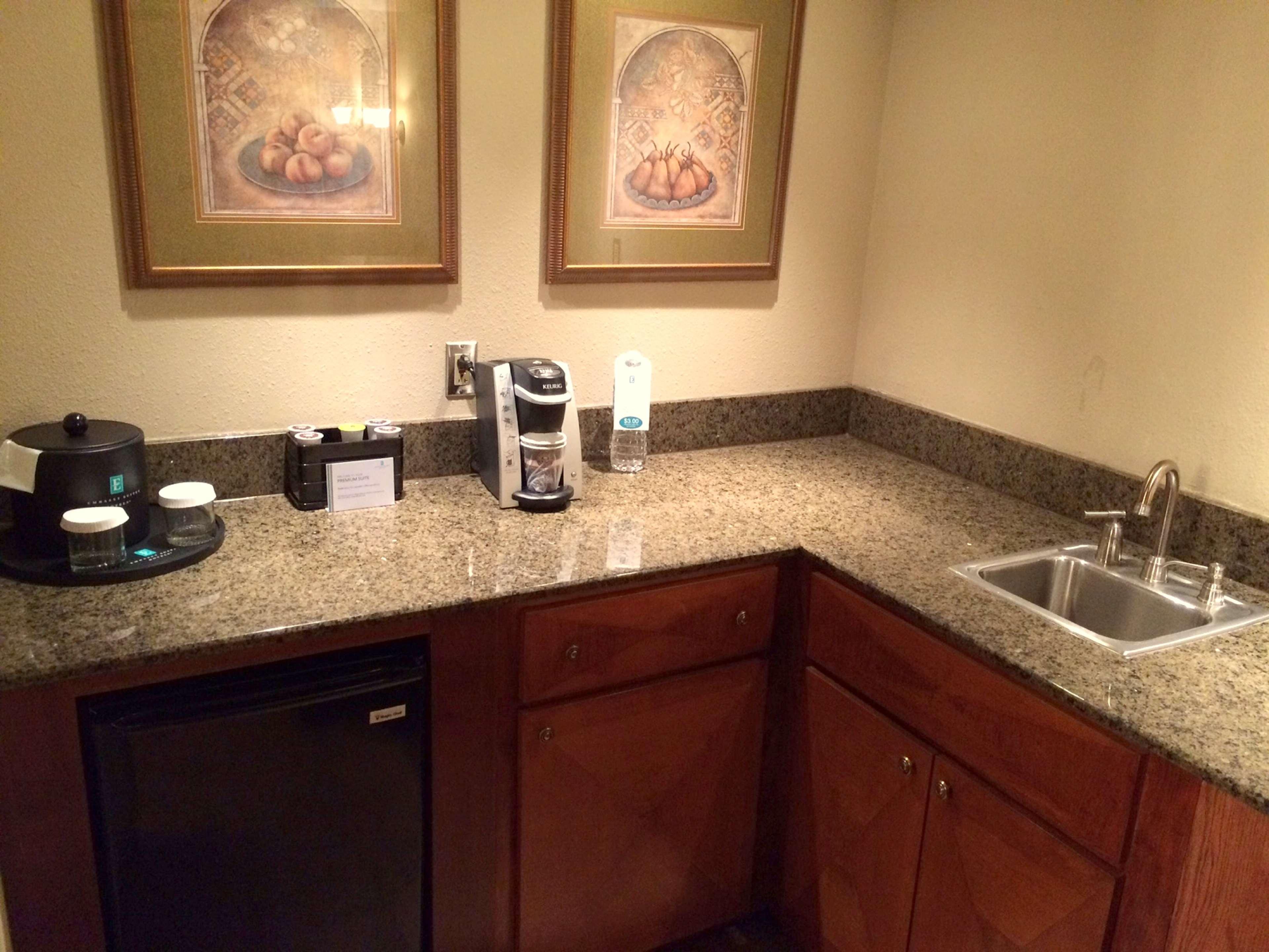 Embassy Suites By Hilton Tampa Usf Near Busch Gardens Экстерьер фото