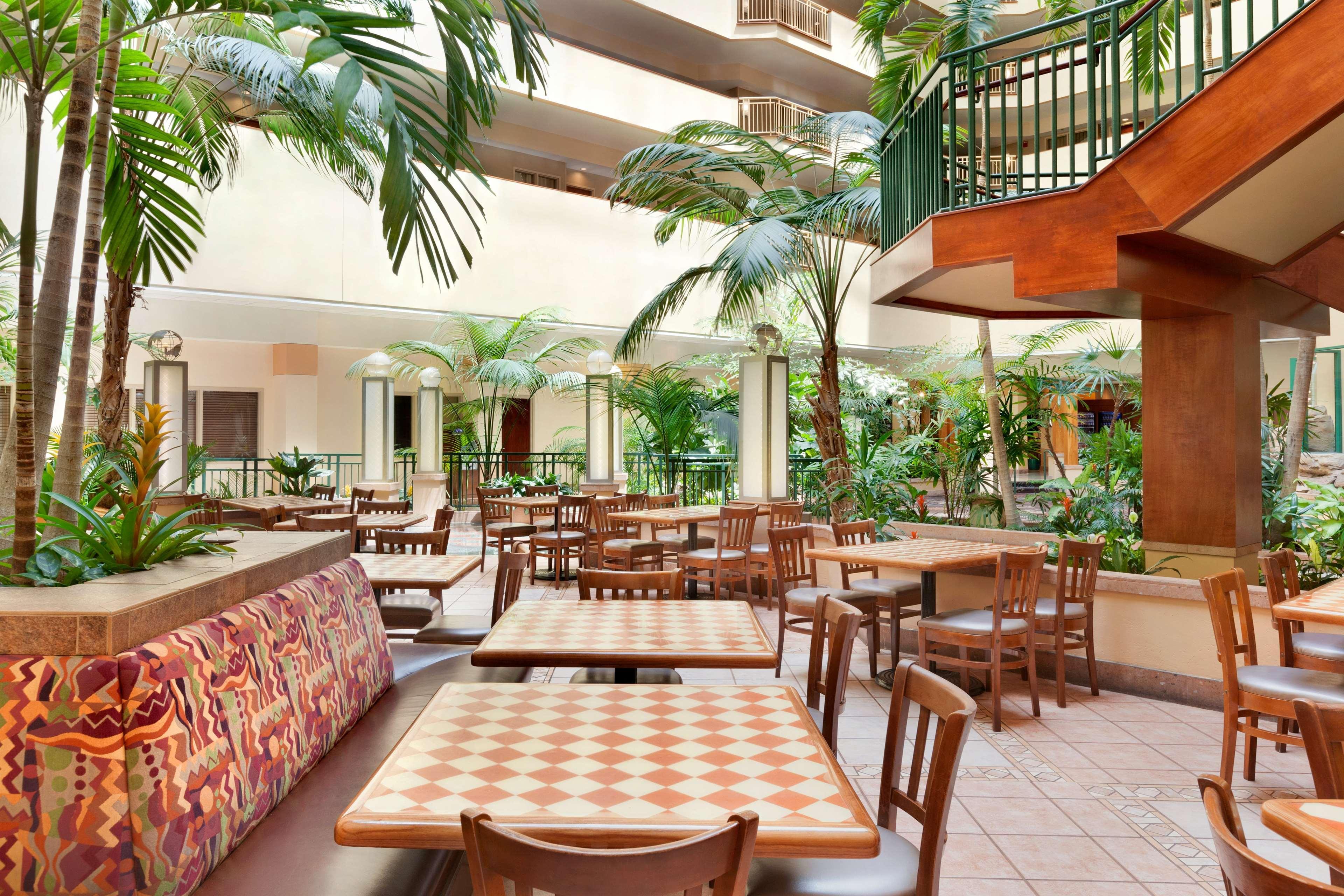 Embassy Suites By Hilton Tampa Usf Near Busch Gardens Экстерьер фото