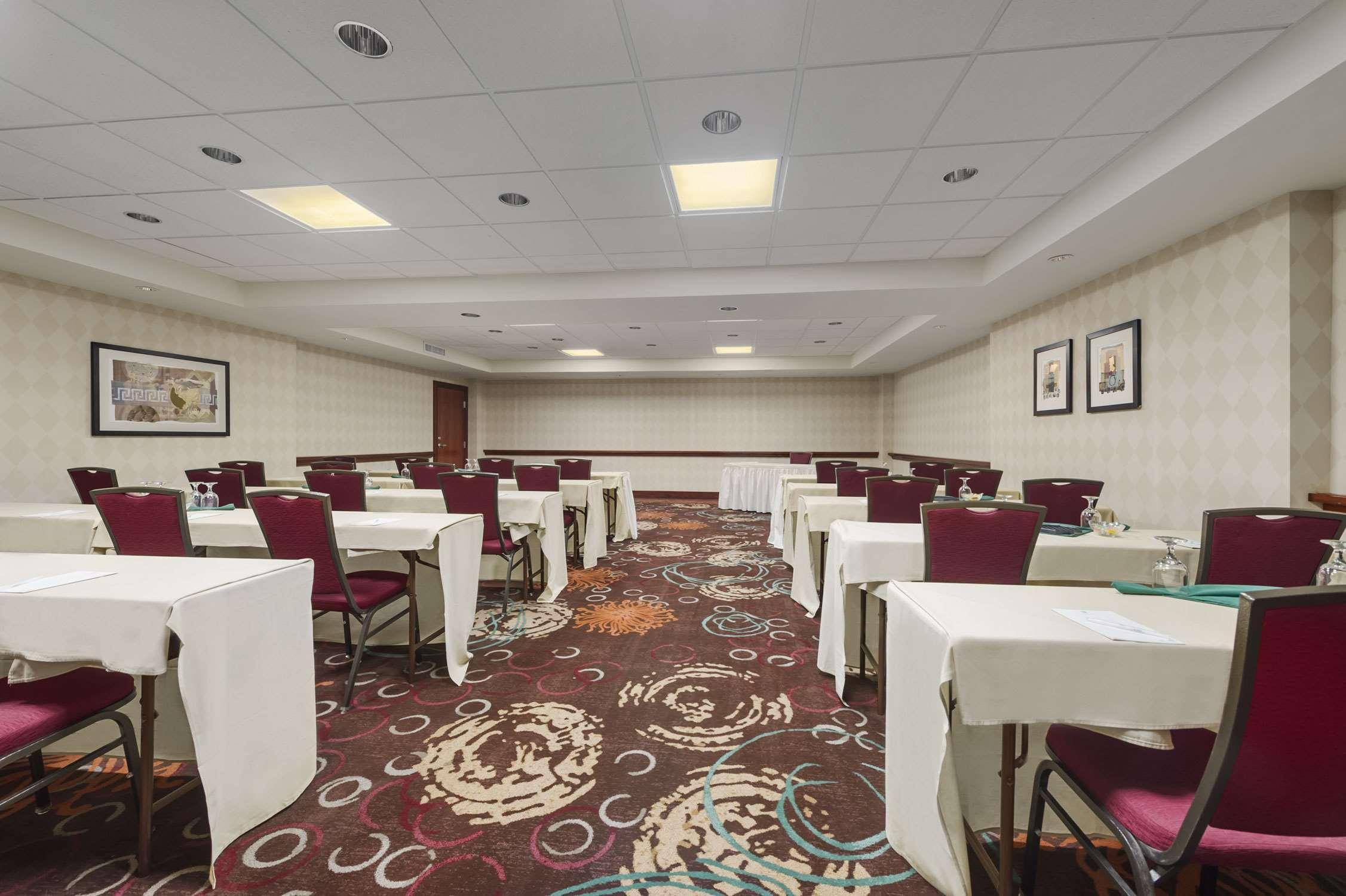 Embassy Suites By Hilton Tampa Usf Near Busch Gardens Бизнес фото