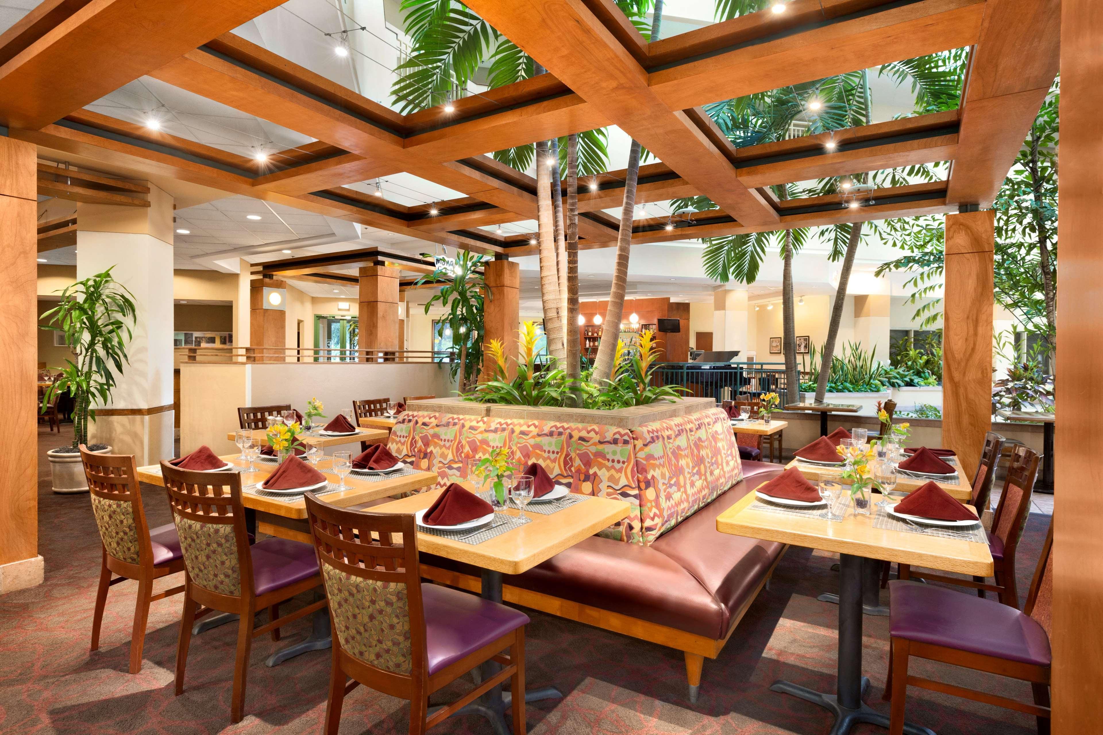 Embassy Suites By Hilton Tampa Usf Near Busch Gardens Экстерьер фото