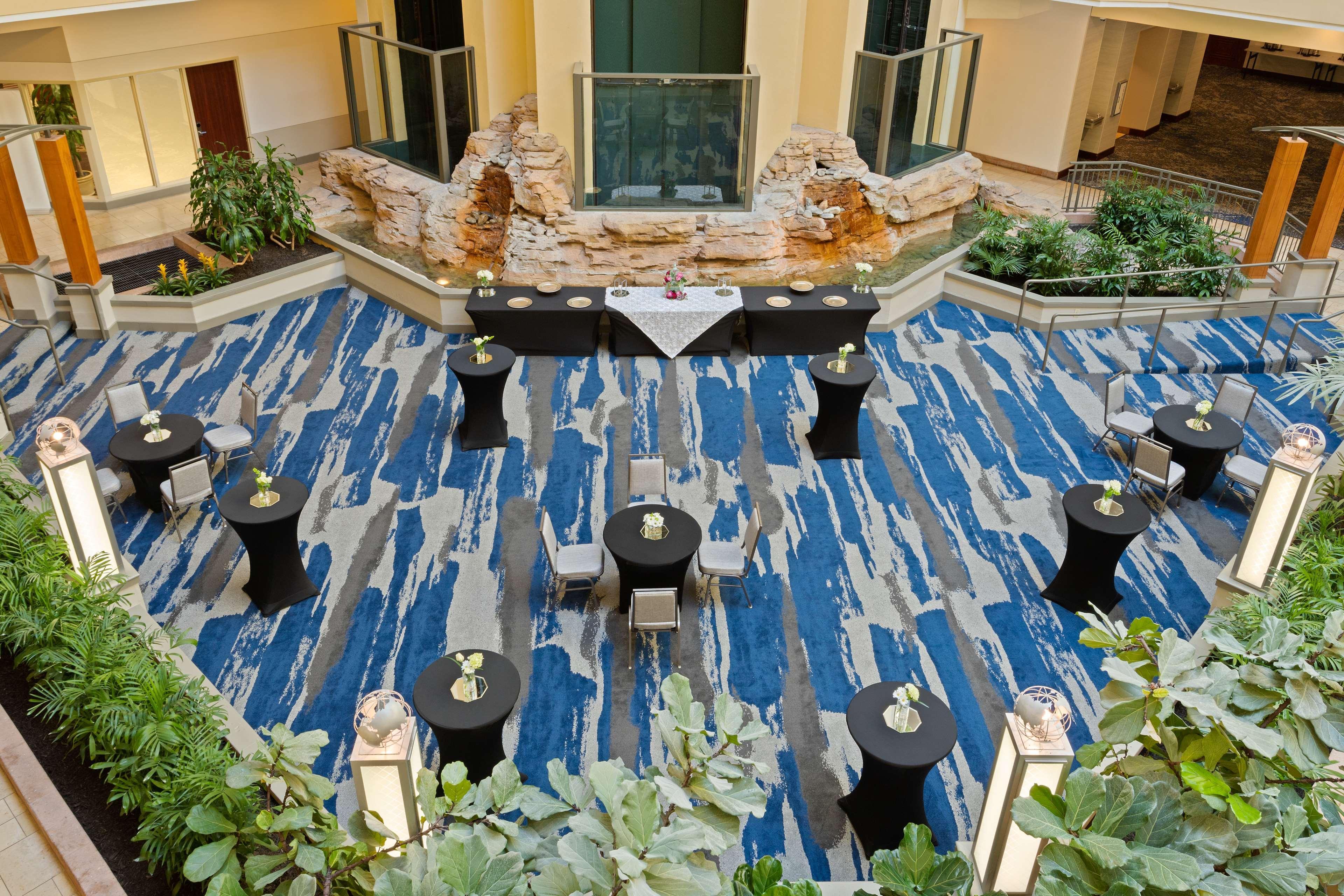 Embassy Suites By Hilton Tampa Usf Near Busch Gardens Экстерьер фото
