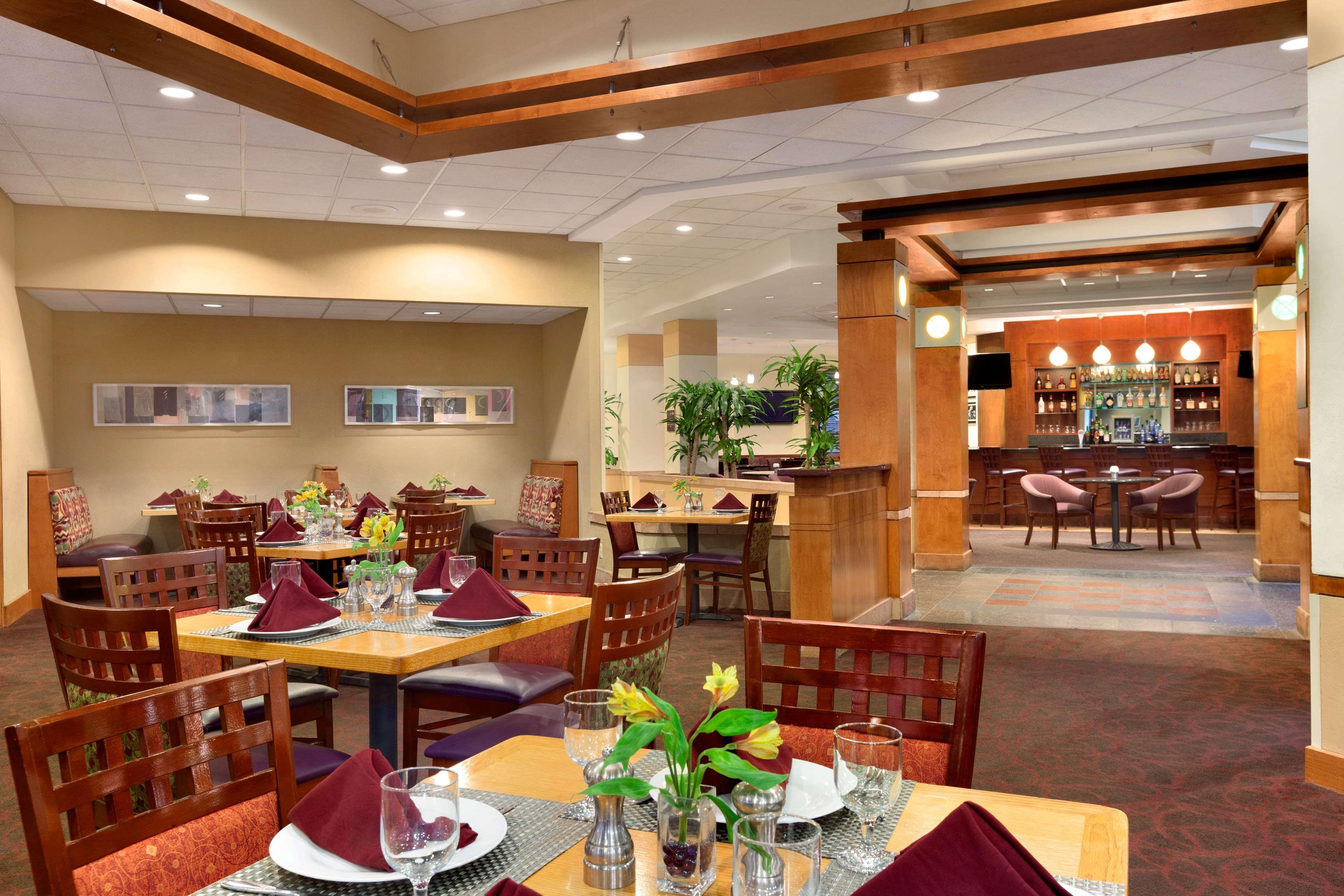 Embassy Suites By Hilton Tampa Usf Near Busch Gardens Экстерьер фото