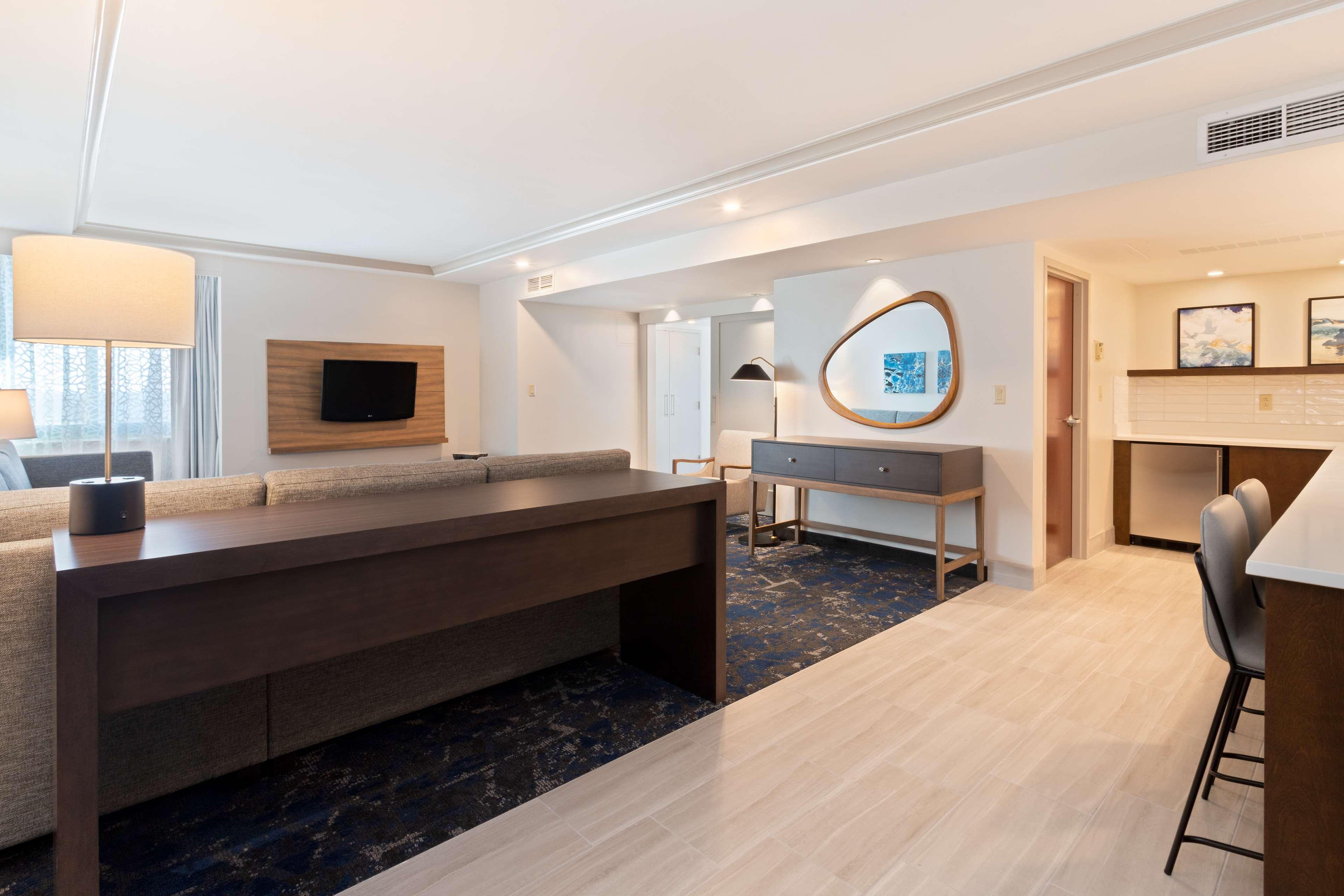 Embassy Suites By Hilton Tampa Usf Near Busch Gardens Экстерьер фото