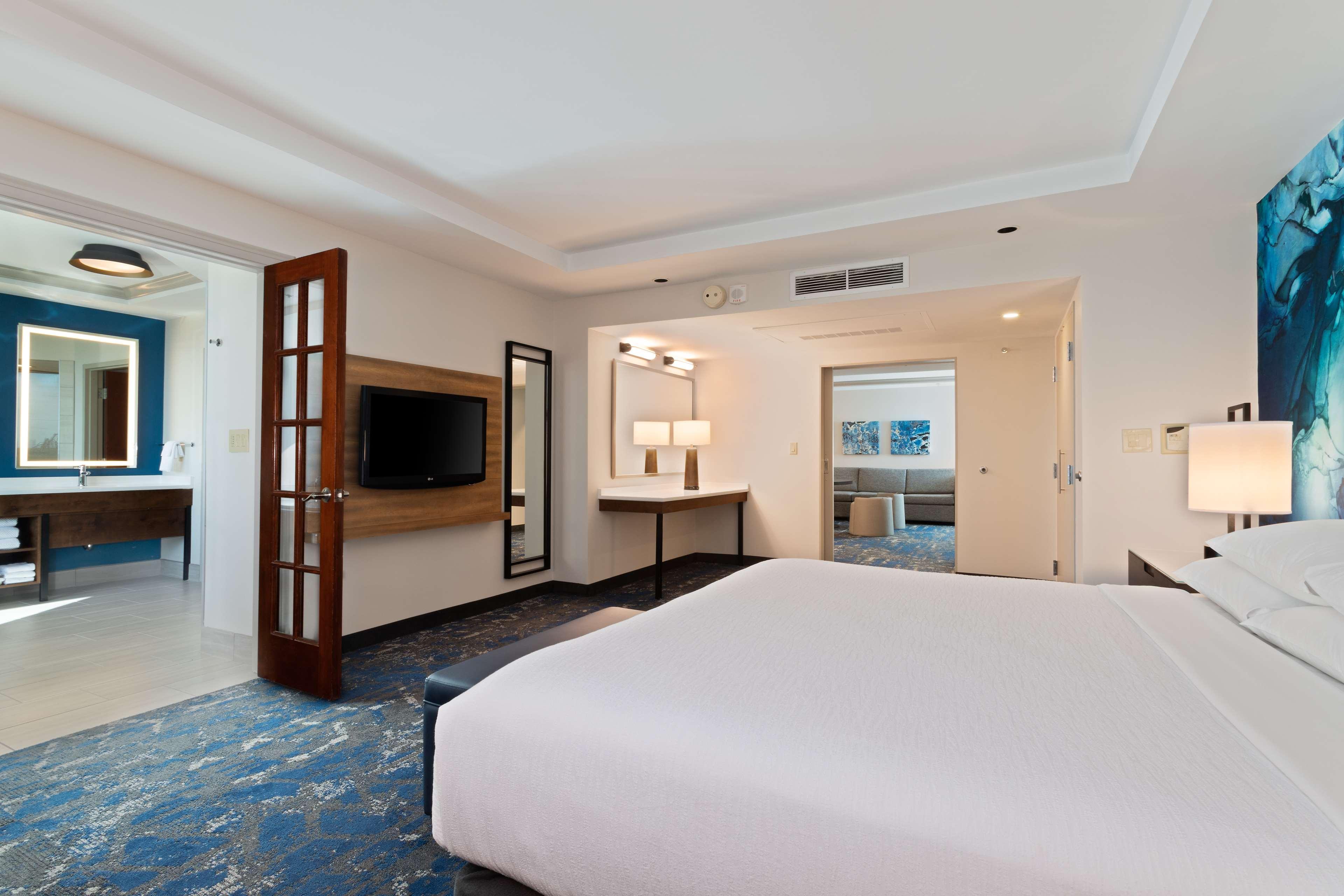 Embassy Suites By Hilton Tampa Usf Near Busch Gardens Экстерьер фото