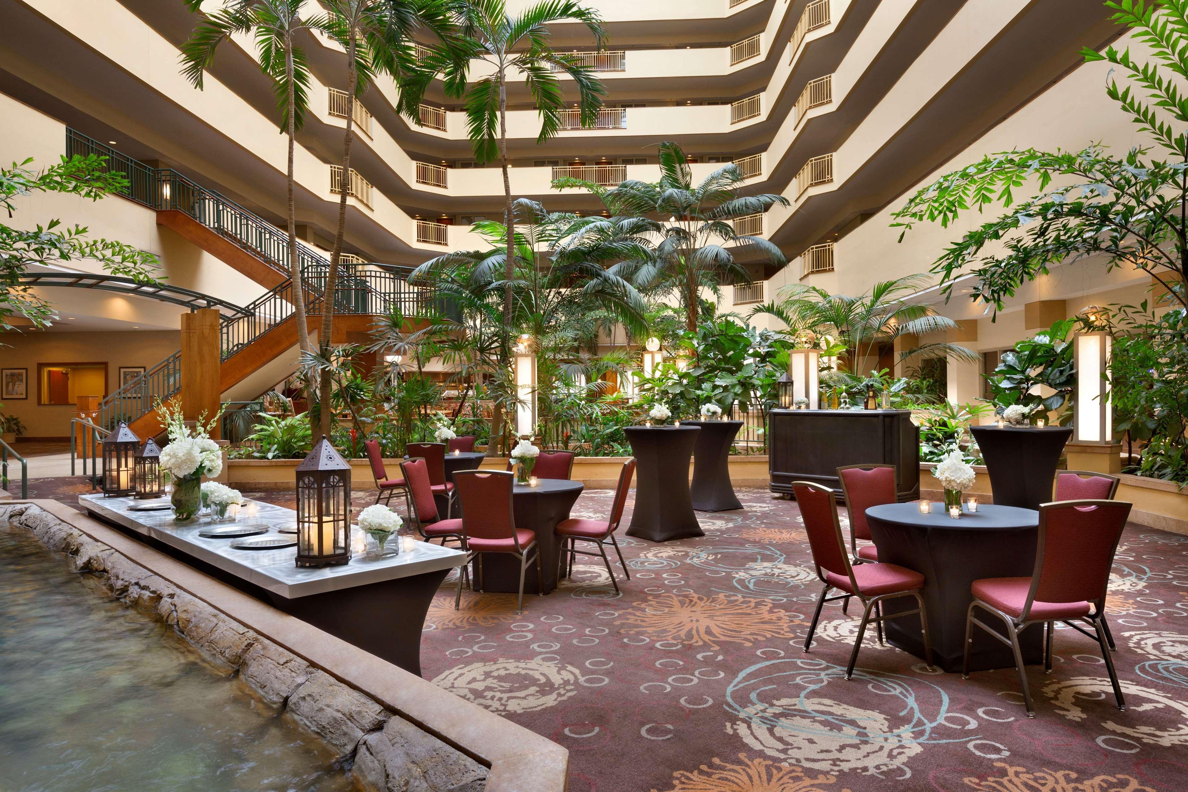 Embassy Suites By Hilton Tampa Usf Near Busch Gardens Экстерьер фото