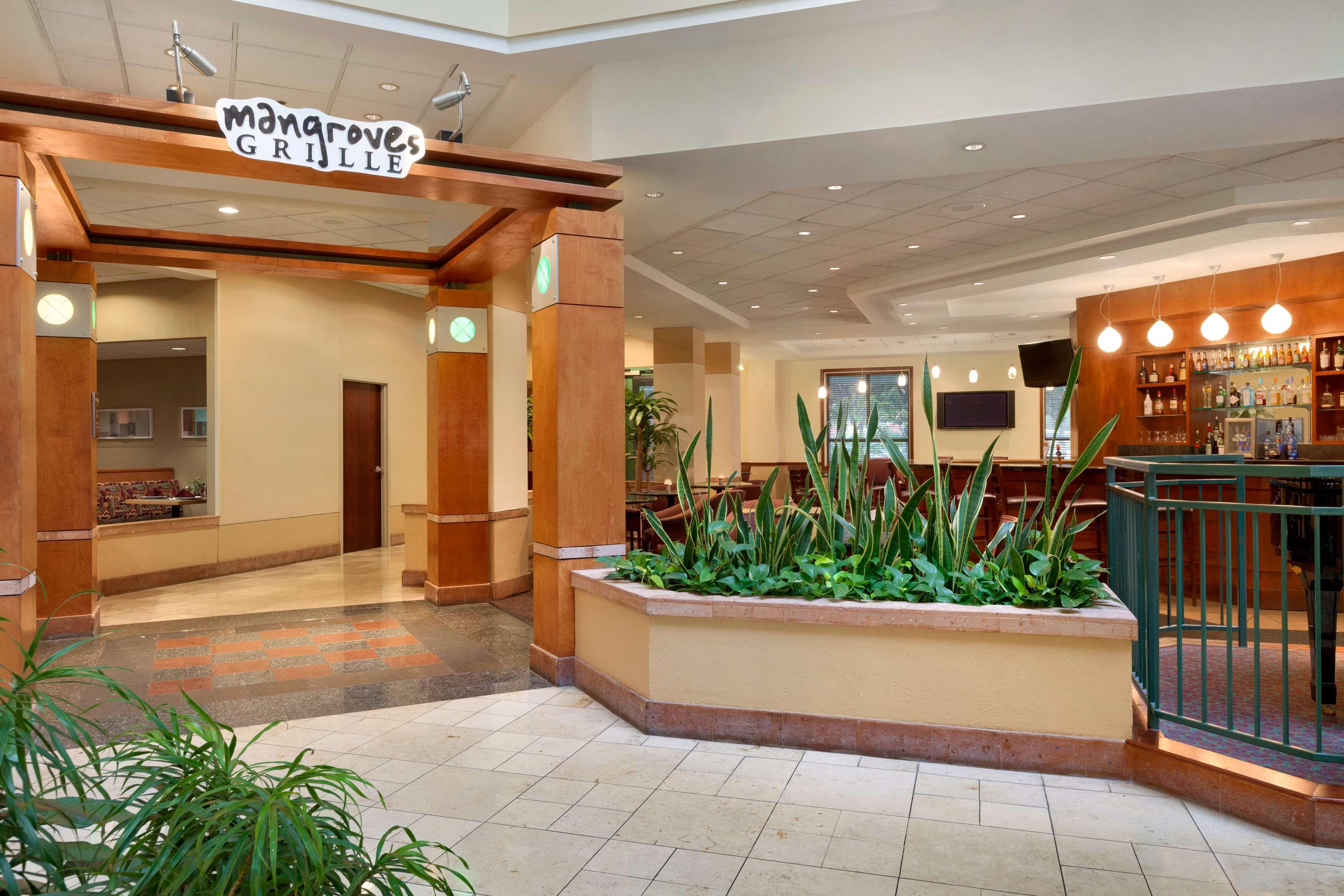 Embassy Suites By Hilton Tampa Usf Near Busch Gardens Экстерьер фото