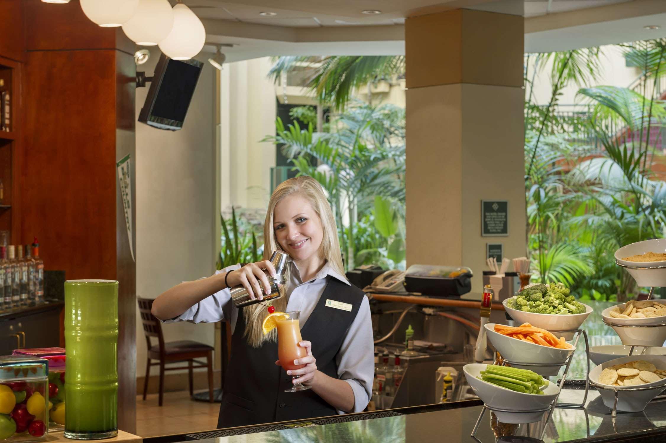 Embassy Suites By Hilton Tampa Usf Near Busch Gardens Ресторан фото