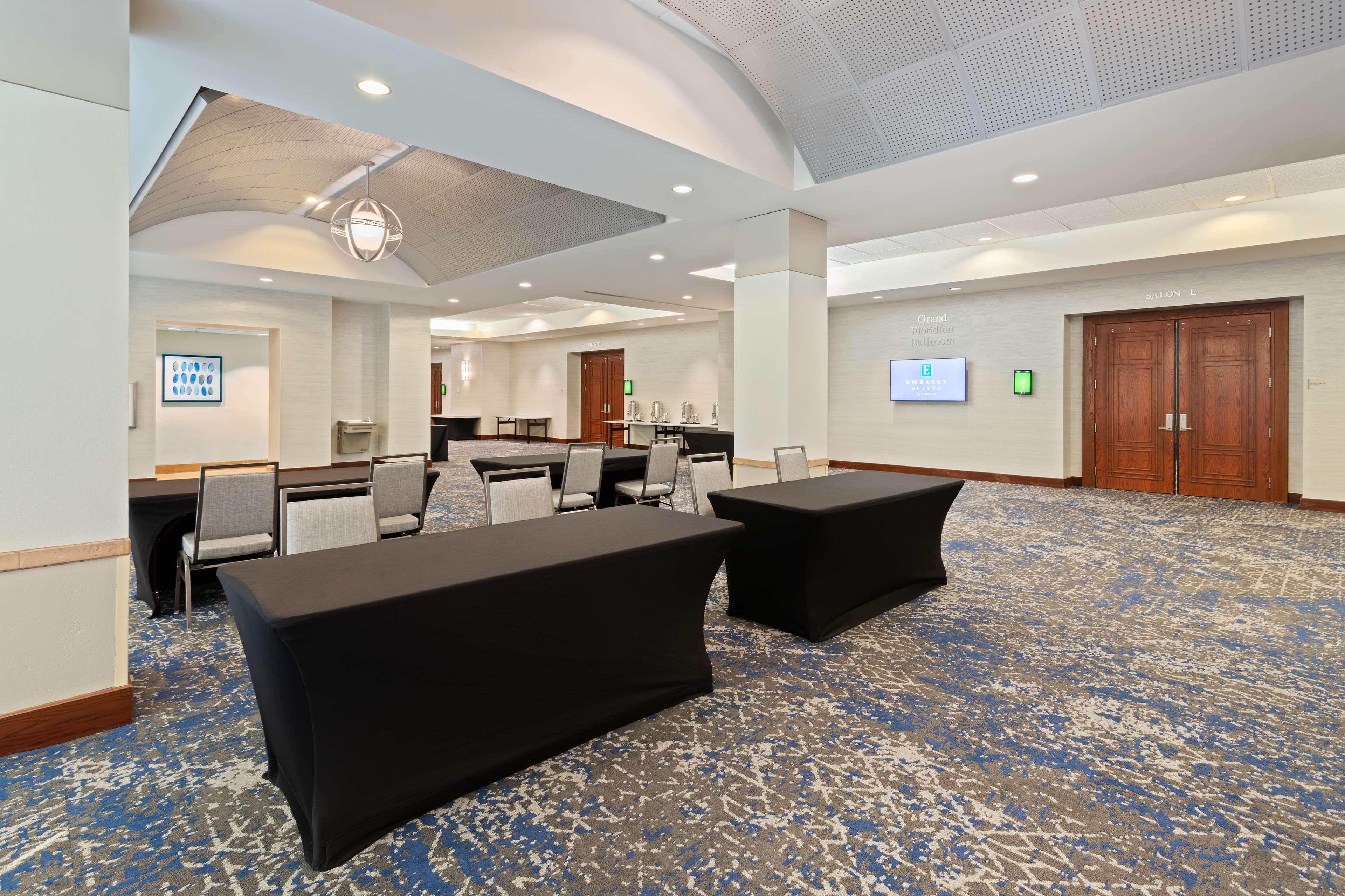 Embassy Suites By Hilton Tampa Usf Near Busch Gardens Экстерьер фото