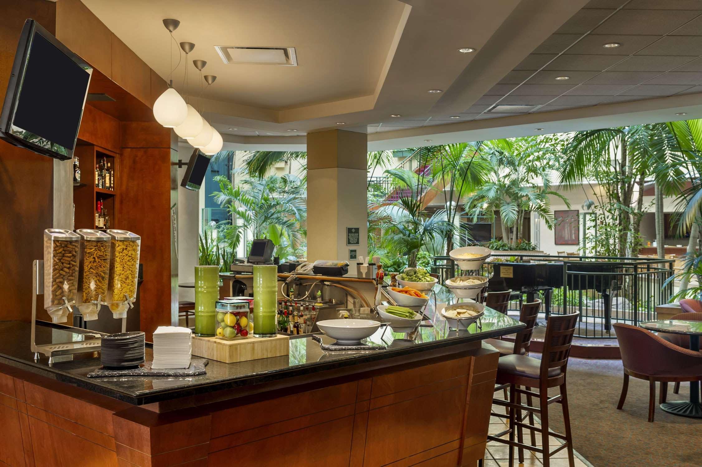 Embassy Suites By Hilton Tampa Usf Near Busch Gardens Экстерьер фото