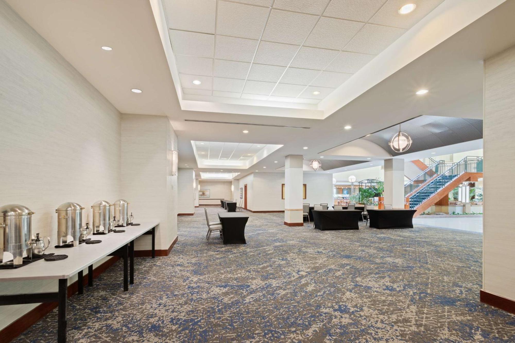 Embassy Suites By Hilton Tampa Usf Near Busch Gardens Экстерьер фото