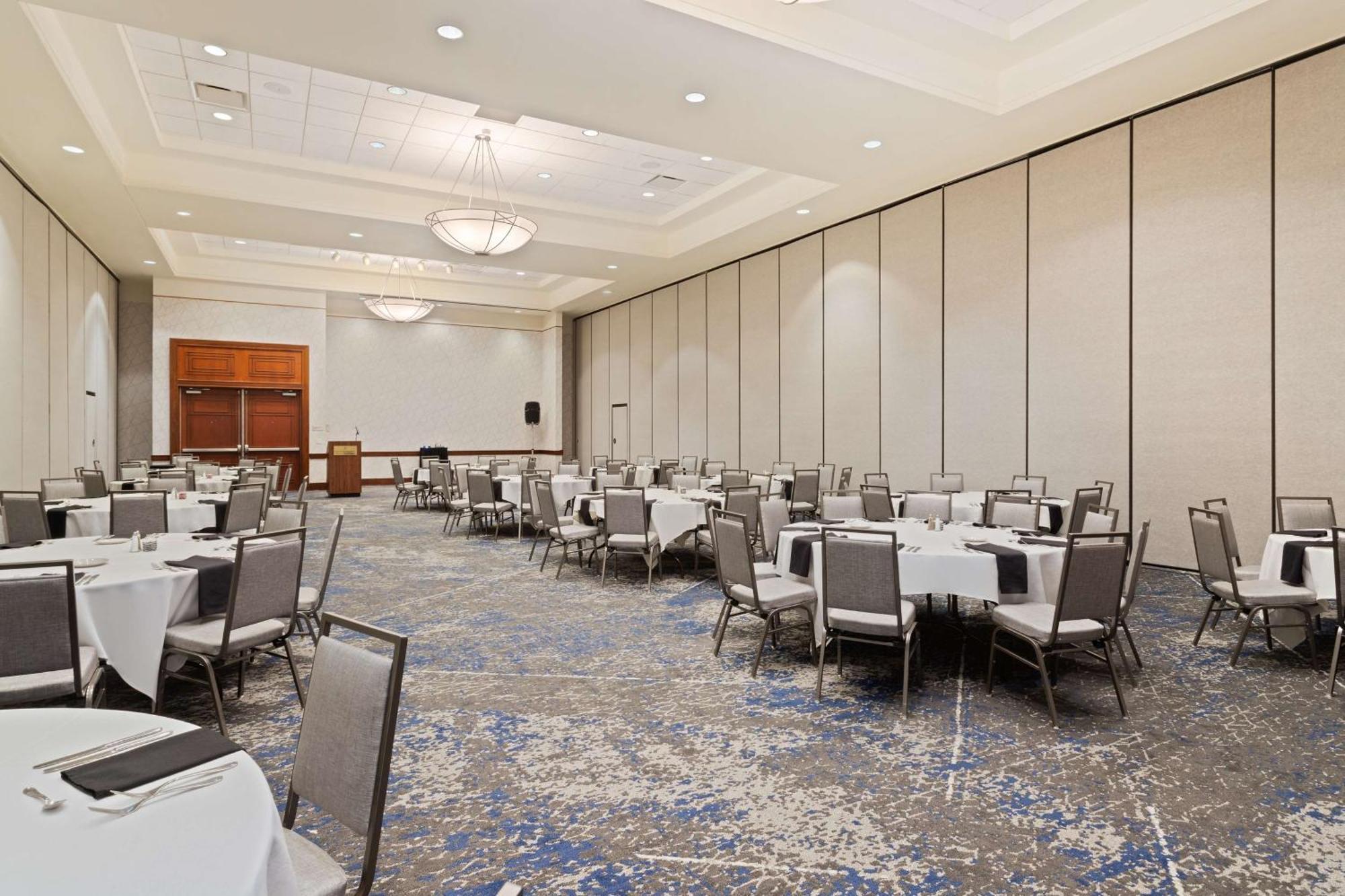 Embassy Suites By Hilton Tampa Usf Near Busch Gardens Экстерьер фото