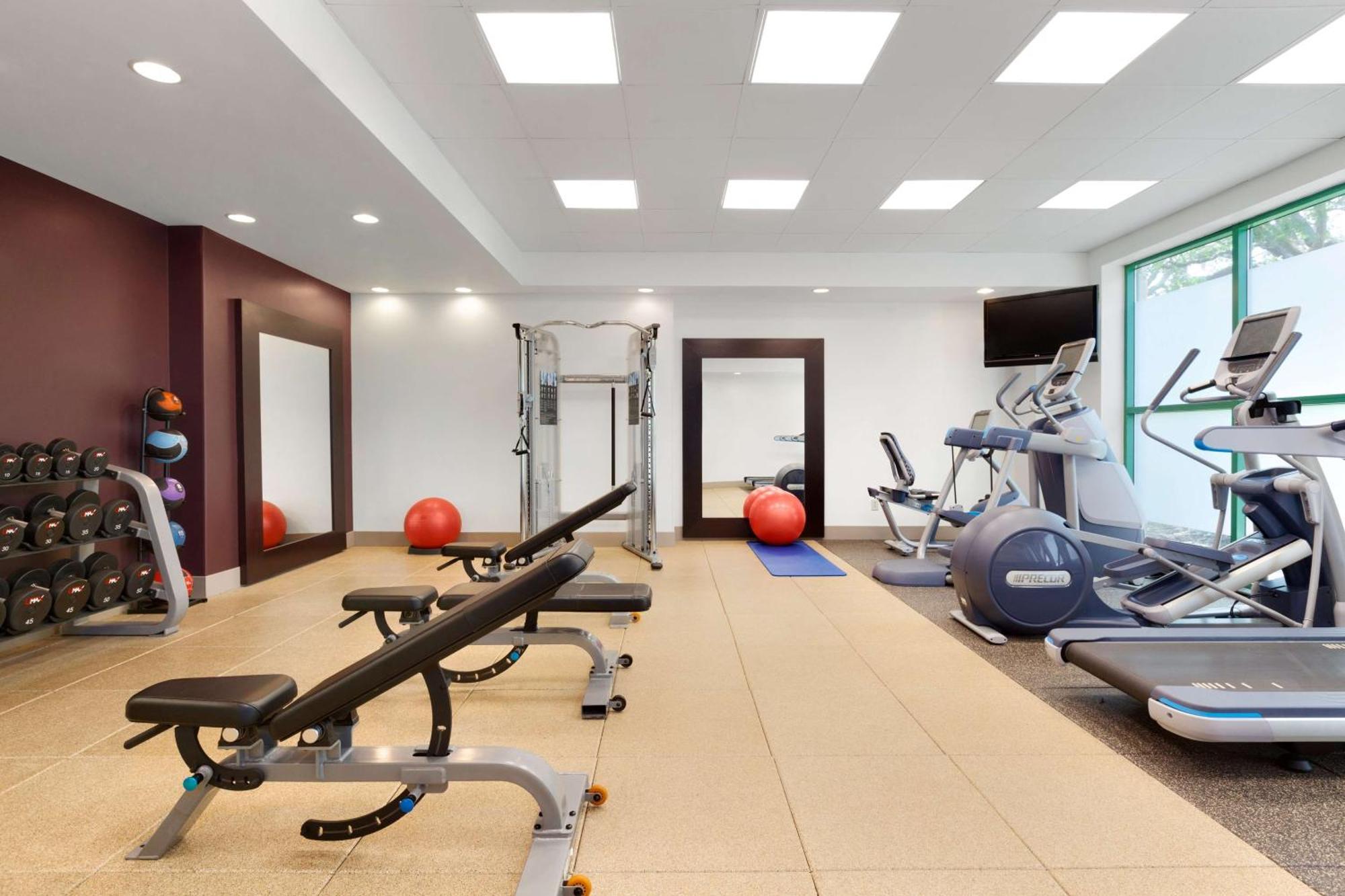Embassy Suites By Hilton Tampa Usf Near Busch Gardens Экстерьер фото